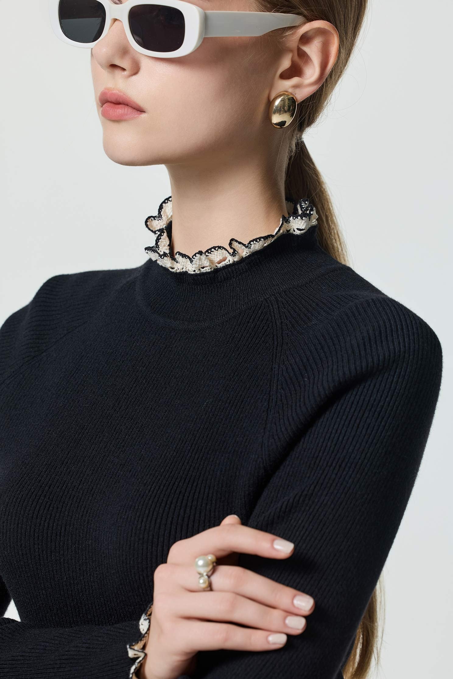 配色荷葉織帶坑條針織單品配色荷葉織帶坑條針織單品,上衣,春夏穿搭,荷葉,針織,針織衫,黑色上衣