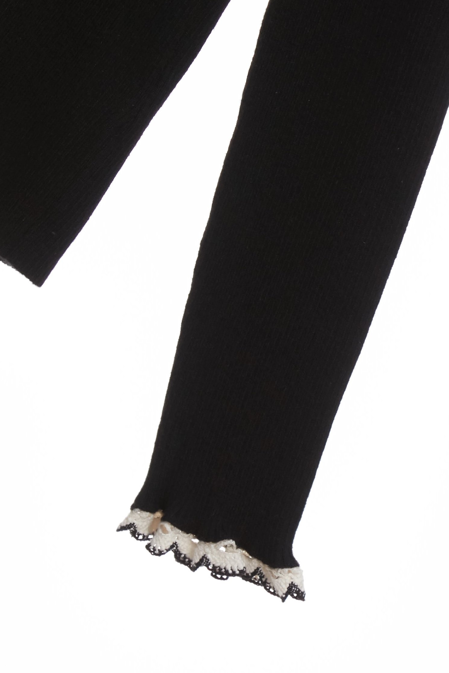 配色荷葉織帶坑條針織單品配色荷葉織帶坑條針織單品,上衣,春夏穿搭,荷葉,針織,針織衫,黑色上衣