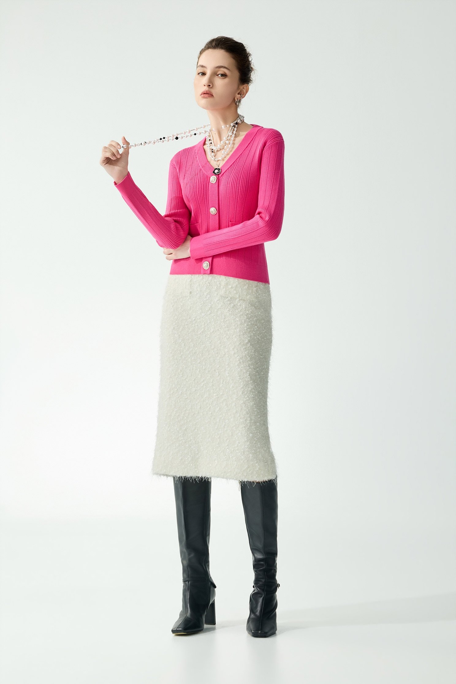 金屬飾釦V領坑條針織單品金屬飾釦V領坑條針織單品,春夏穿搭,約會特輯,針織,針織衫