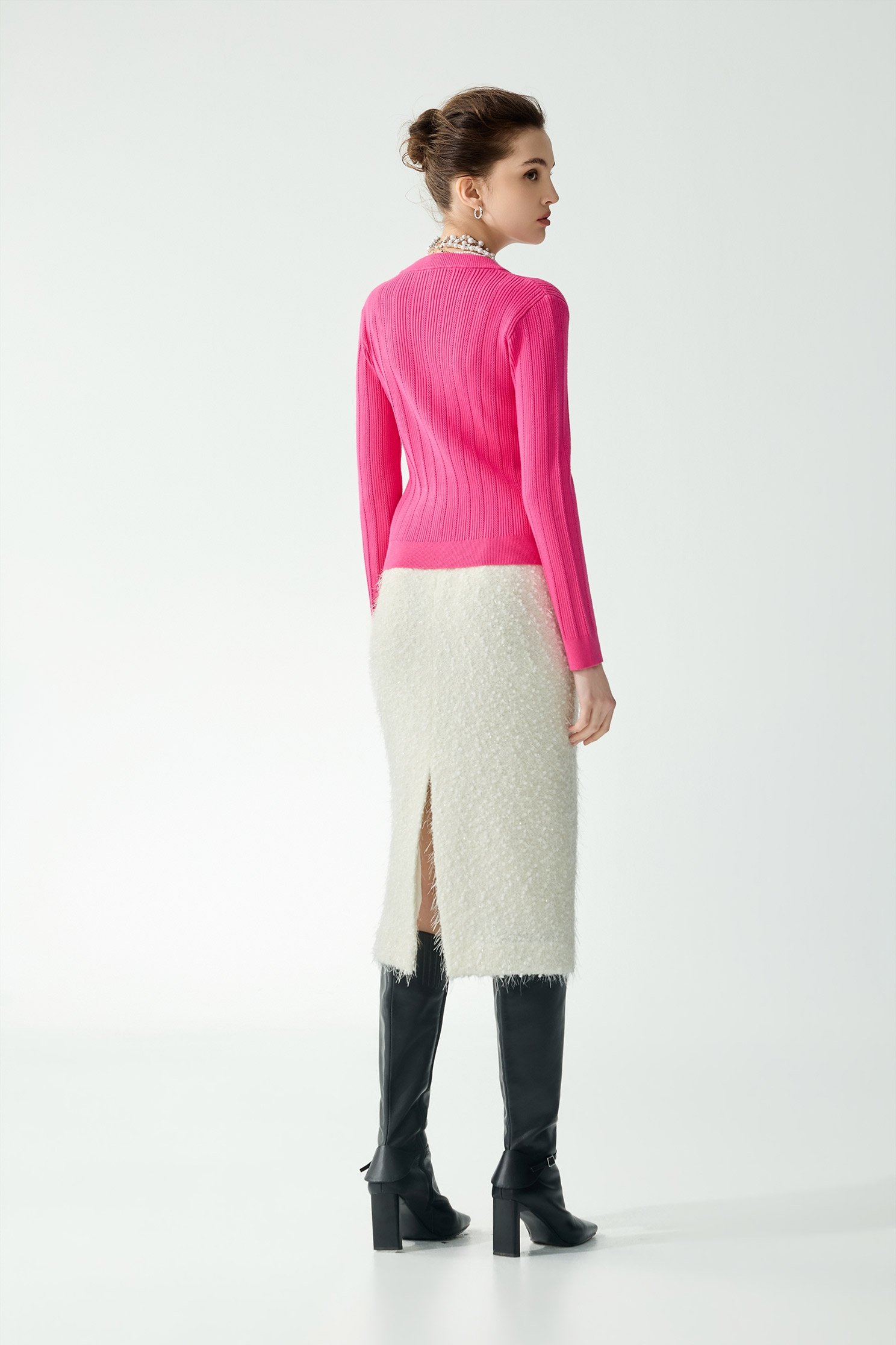 金屬飾釦V領坑條針織單品金屬飾釦V領坑條針織單品,春夏穿搭,約會特輯,針織,針織衫