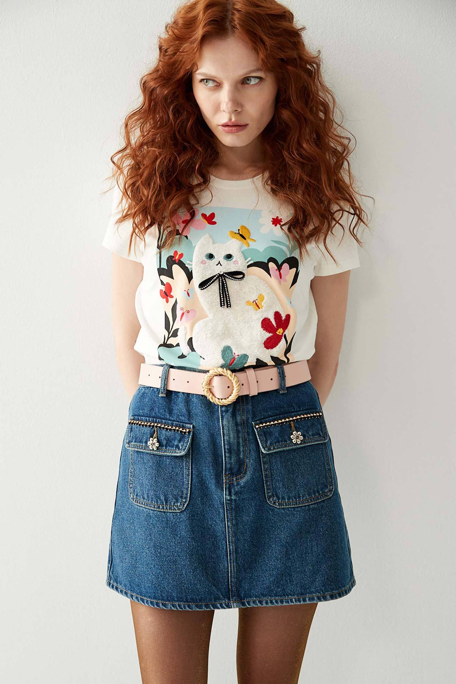 刺繡T恤刺繡T恤,T-Shirt,T恤,上衣,人氣商品,刺繡,白色上衣,秋冬穿搭,蝴蝶結