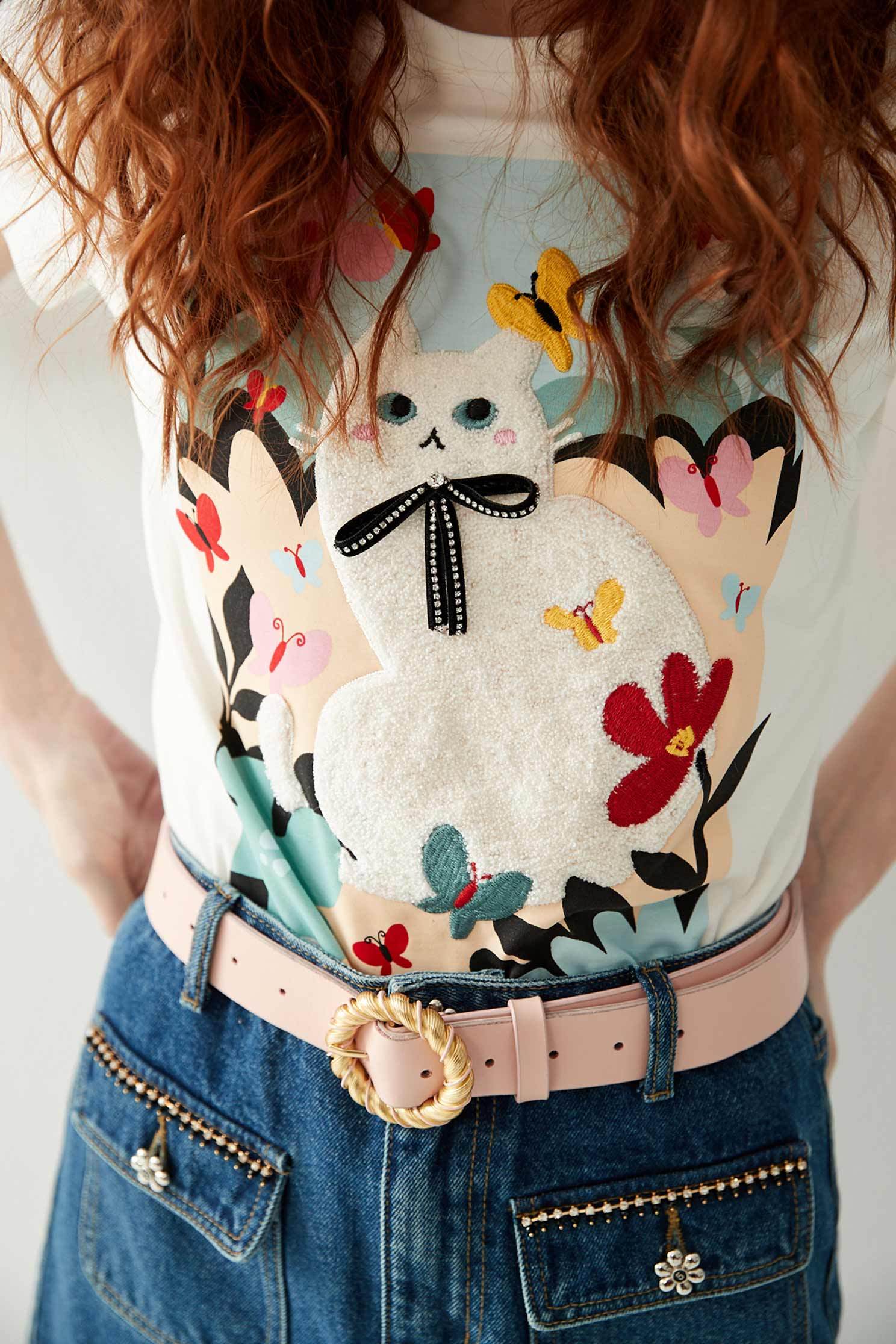 刺繡T恤刺繡T恤,T-Shirt,T恤,上衣,人氣商品,刺繡,白色上衣,秋冬穿搭,蝴蝶結