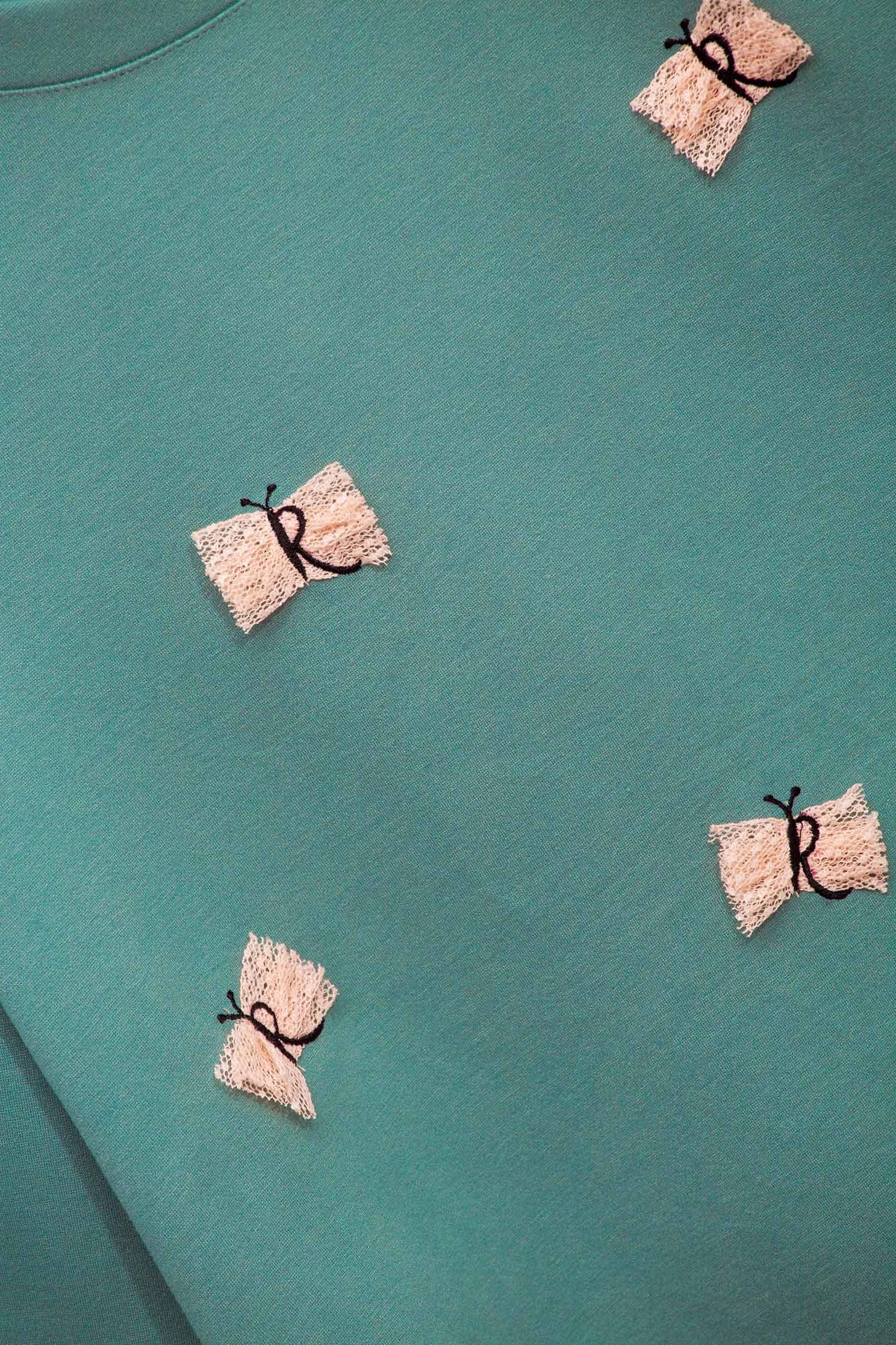 網紗佐字母刺繡上衣網紗佐字母刺繡上衣,上衣,人氣商品,刺繡,秋冬穿搭,網紗,荷葉