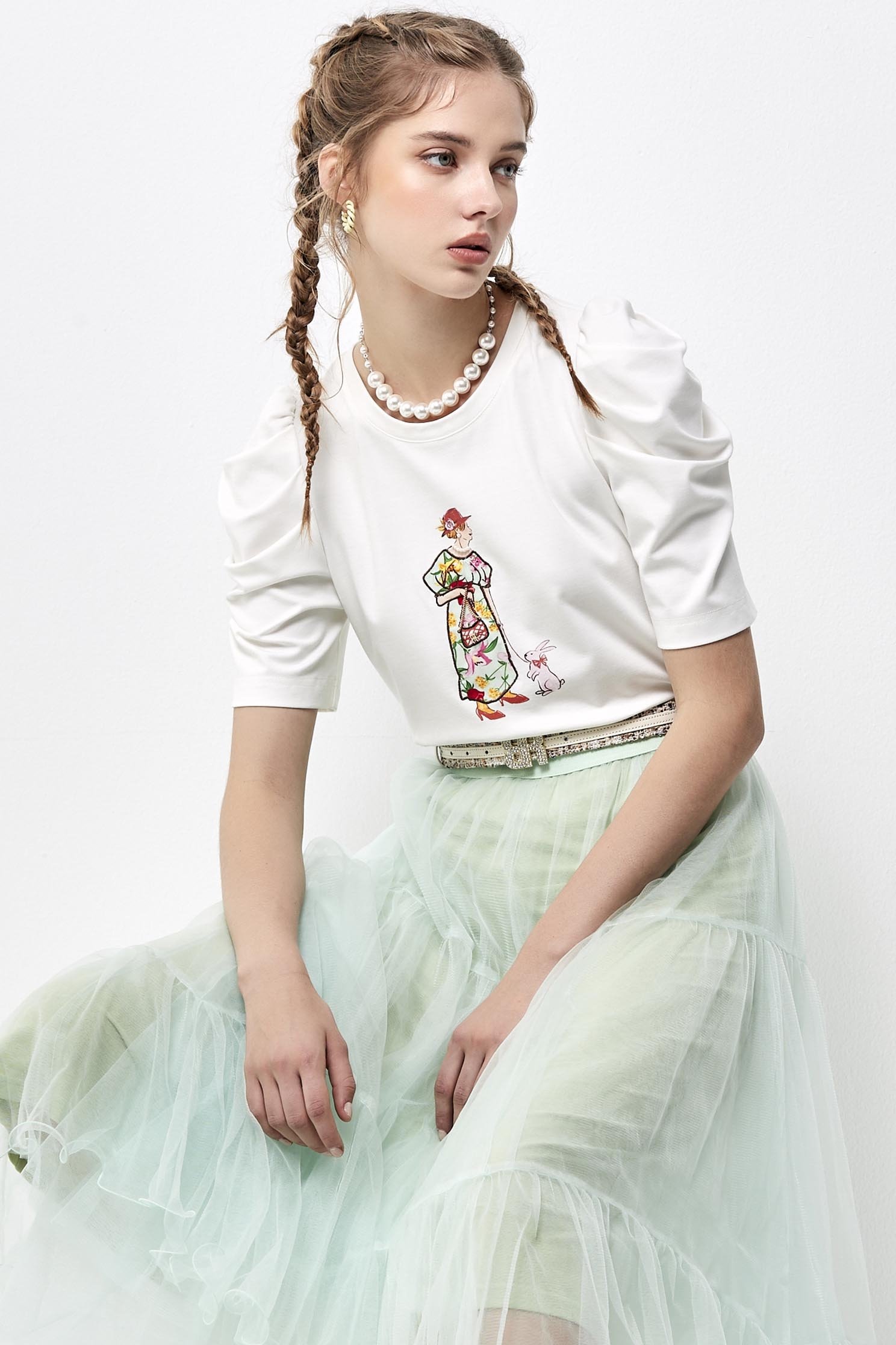 時尚奶奶印花T恤時尚奶奶印花T恤,T-Shirt,上衣,刺繡,珍珠,白色上衣,秋冬穿搭,輕奢度假,項鍊
