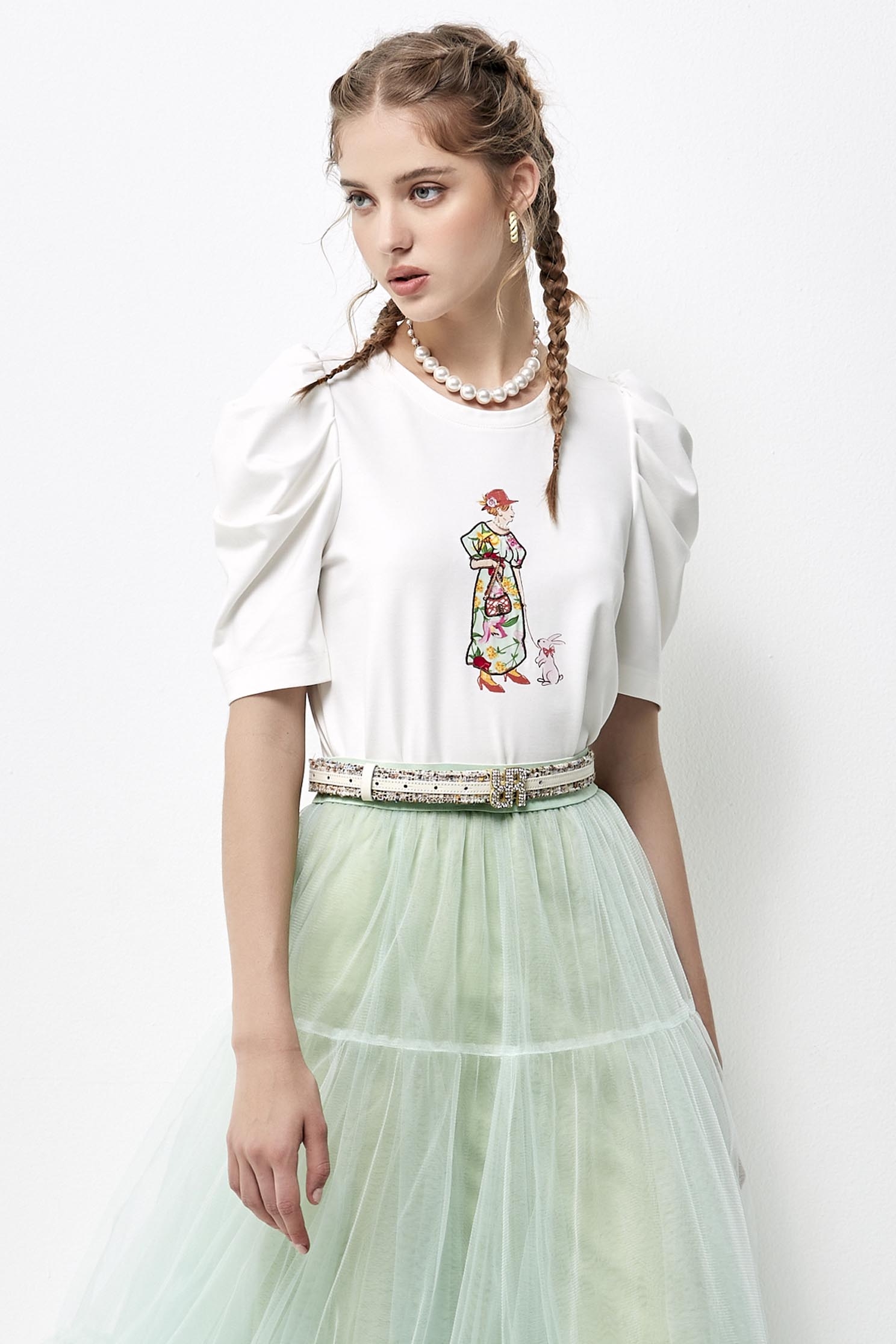 時尚奶奶印花T恤時尚奶奶印花T恤,T-Shirt,上衣,刺繡,珍珠,白色上衣,秋冬穿搭,輕奢度假,項鍊