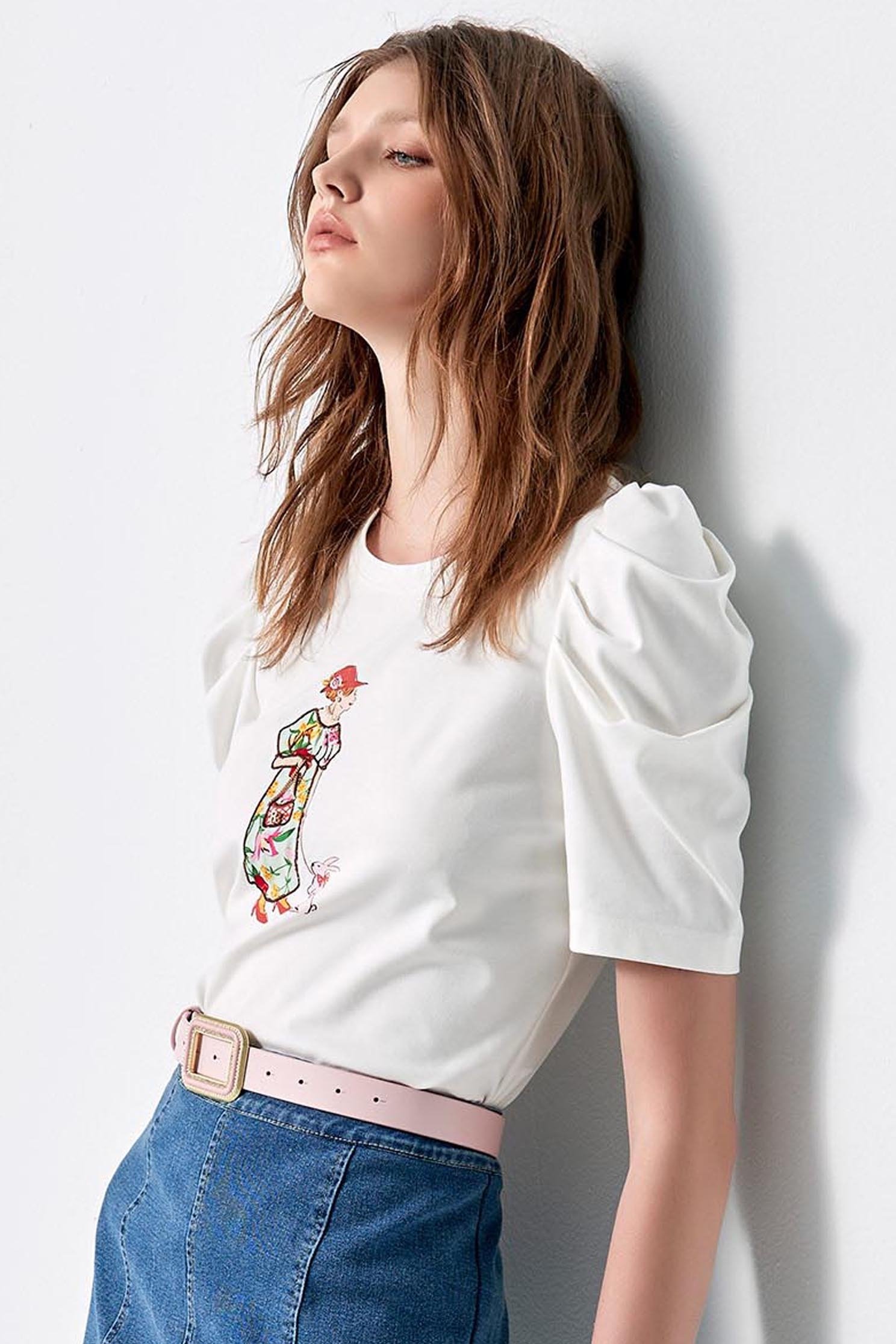 時尚奶奶印花T恤時尚奶奶印花T恤,T-Shirt,上衣,刺繡,珍珠,白色上衣,秋冬穿搭,輕奢度假,項鍊