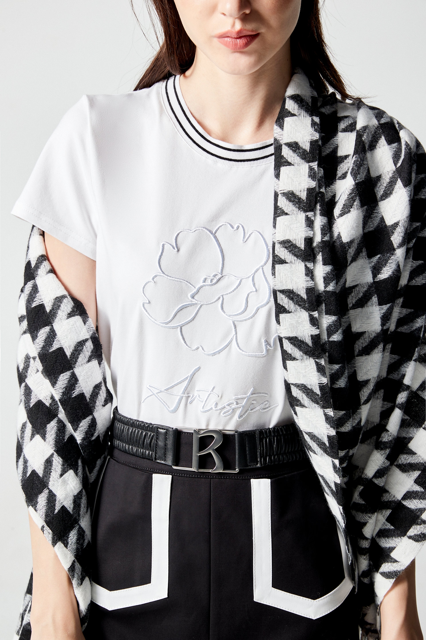 綴藝術單字刺繡T恤上衣綴藝術單字刺繡T恤上衣,T-Shirt,上衣,刺繡,白色上衣,秋冬穿搭,純棉,輕奢度假