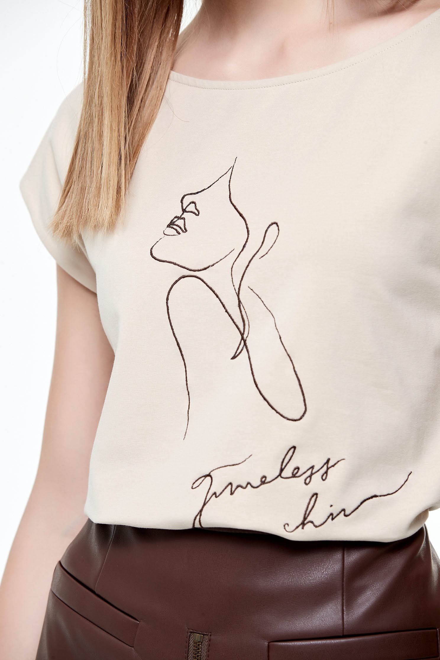美女側像刺繡T恤美女側像刺繡T恤,T-Shirt,上衣,人氣商品,刺繡,秋冬穿搭,約會特輯,純棉