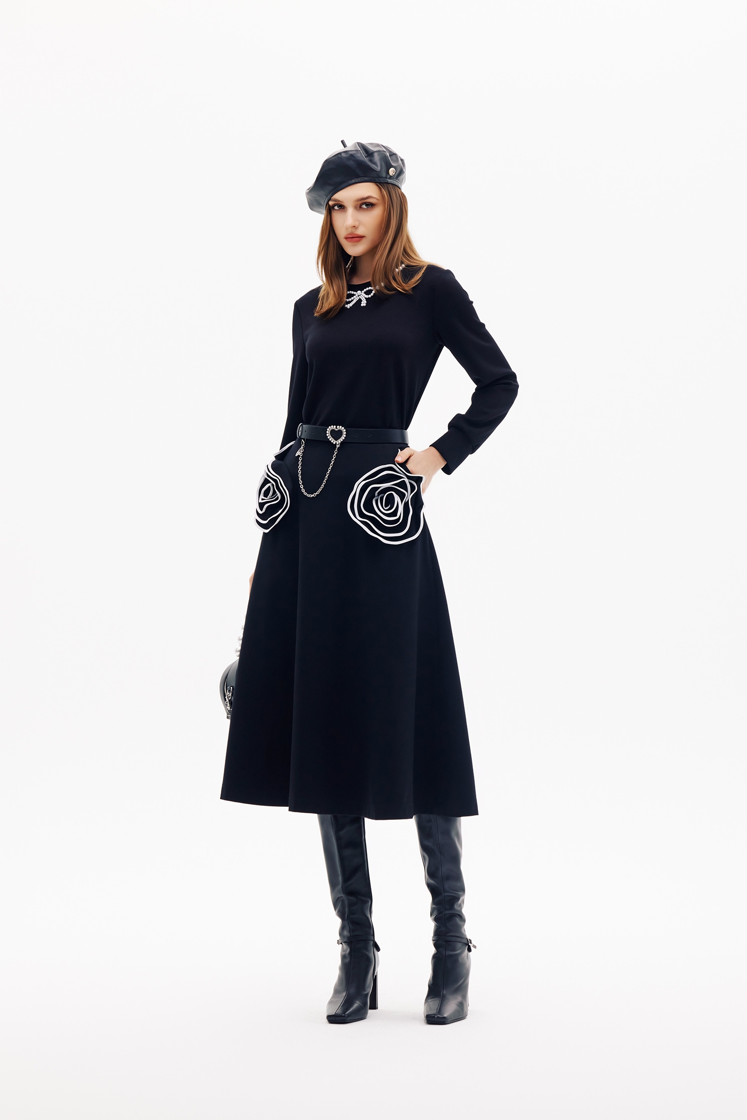 珍珠蝴蝶結縫飾單品上衣珍珠蝴蝶結縫飾單品上衣,上班OL穿搭,上衣,人氣商品,春夏穿搭,珍珠,簡約穿搭,約會特輯,蝴蝶結,黑色上衣