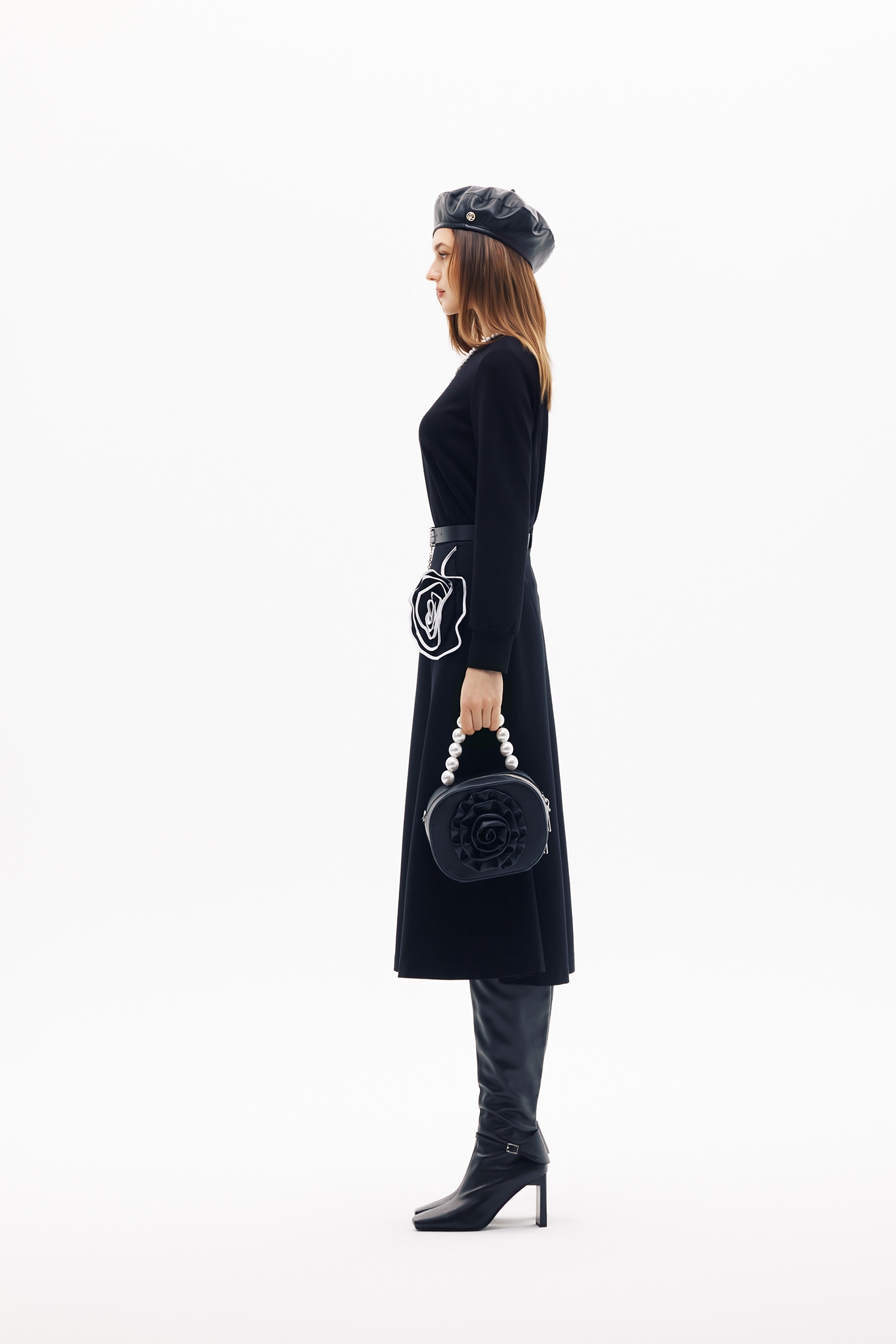 珍珠蝴蝶結縫飾單品上衣珍珠蝴蝶結縫飾單品上衣,上班OL穿搭,上衣,人氣商品,春夏穿搭,珍珠,簡約穿搭,約會特輯,蝴蝶結,黑色上衣