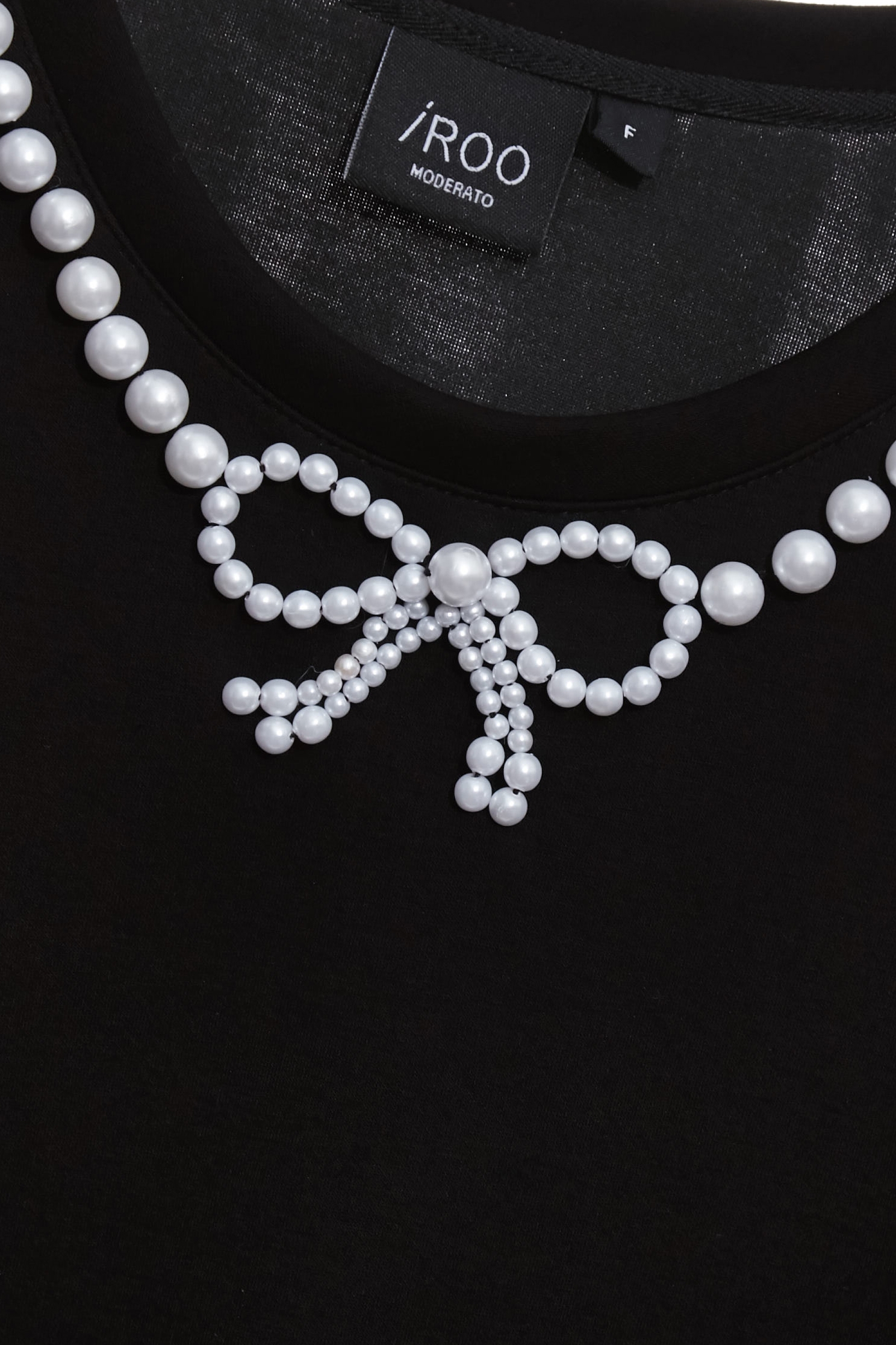 珍珠蝴蝶結縫飾單品上衣珍珠蝴蝶結縫飾單品上衣,上班OL穿搭,上衣,人氣商品,春夏穿搭,珍珠,簡約穿搭,約會特輯,蝴蝶結,黑色上衣