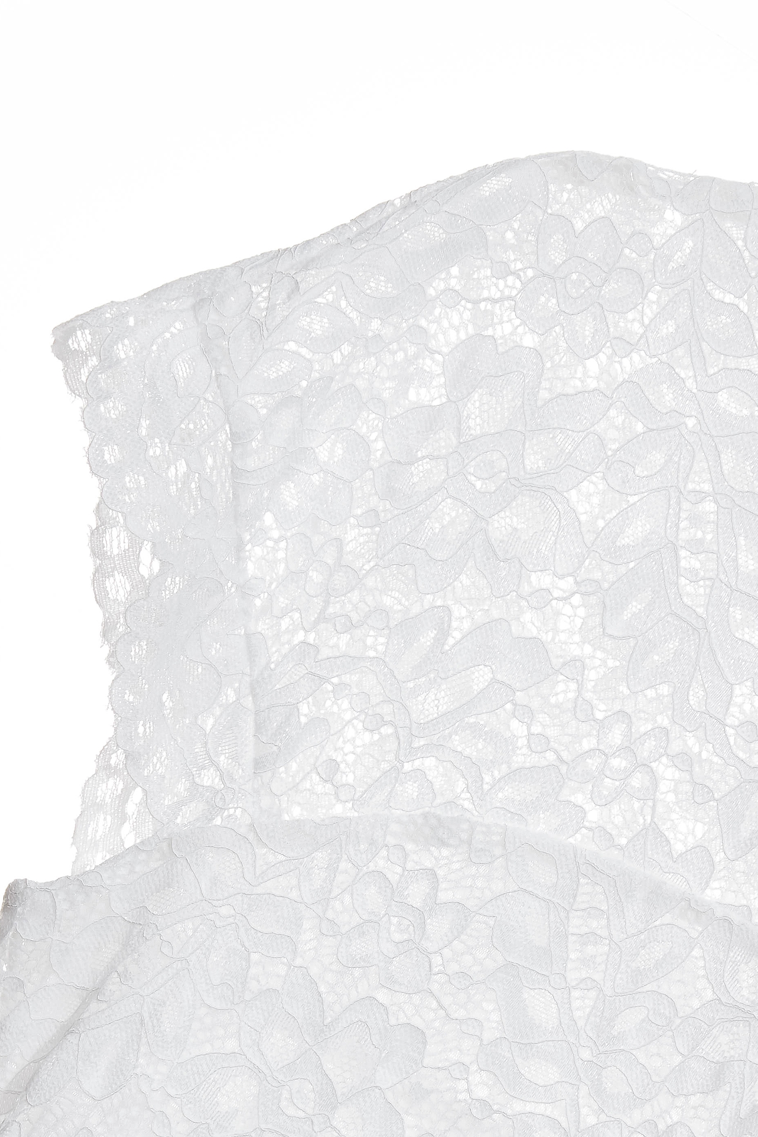 珍珠白小高領彈性蕾絲單品珍珠白小高領彈性蕾絲單品,上班OL穿搭,上衣,春夏穿搭,珍珠,白色上衣,約會特輯,蕾絲