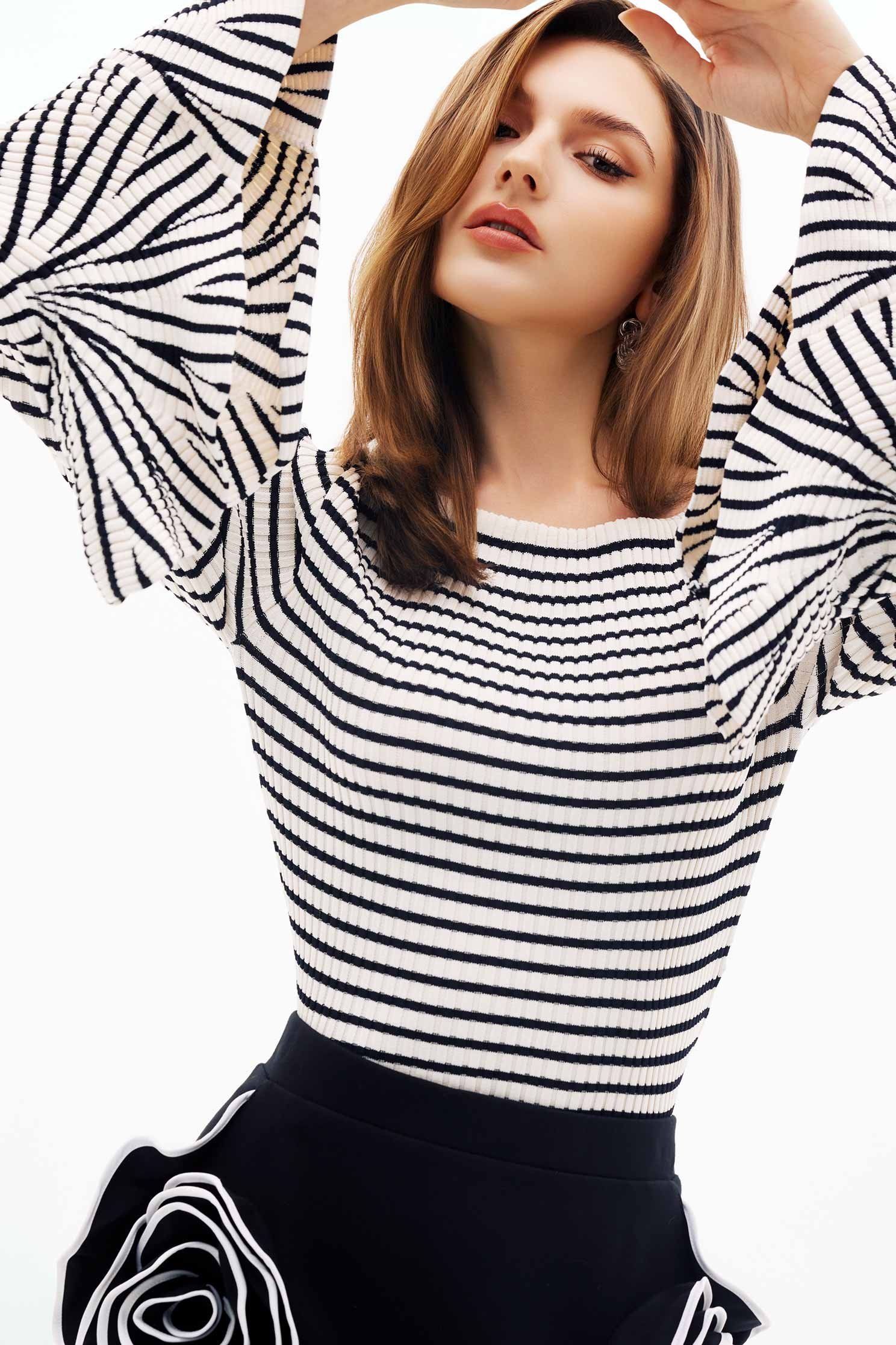 喇叭花瓣袖條紋針織上衣喇叭花瓣袖條紋針織上衣,上班OL穿搭,上衣,春夏穿搭,條紋,約會特輯,針織,針織衫