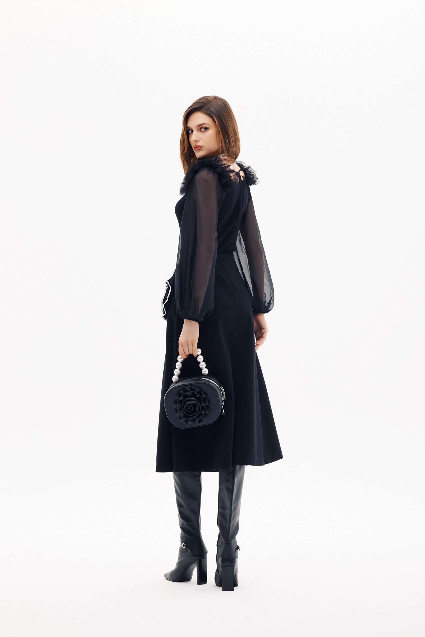 異材拼接荷葉針織上衣異材拼接荷葉針織上衣,上班OL穿搭,上衣,春夏穿搭,約會特輯,荷葉,針織,針織衫,黑色上衣