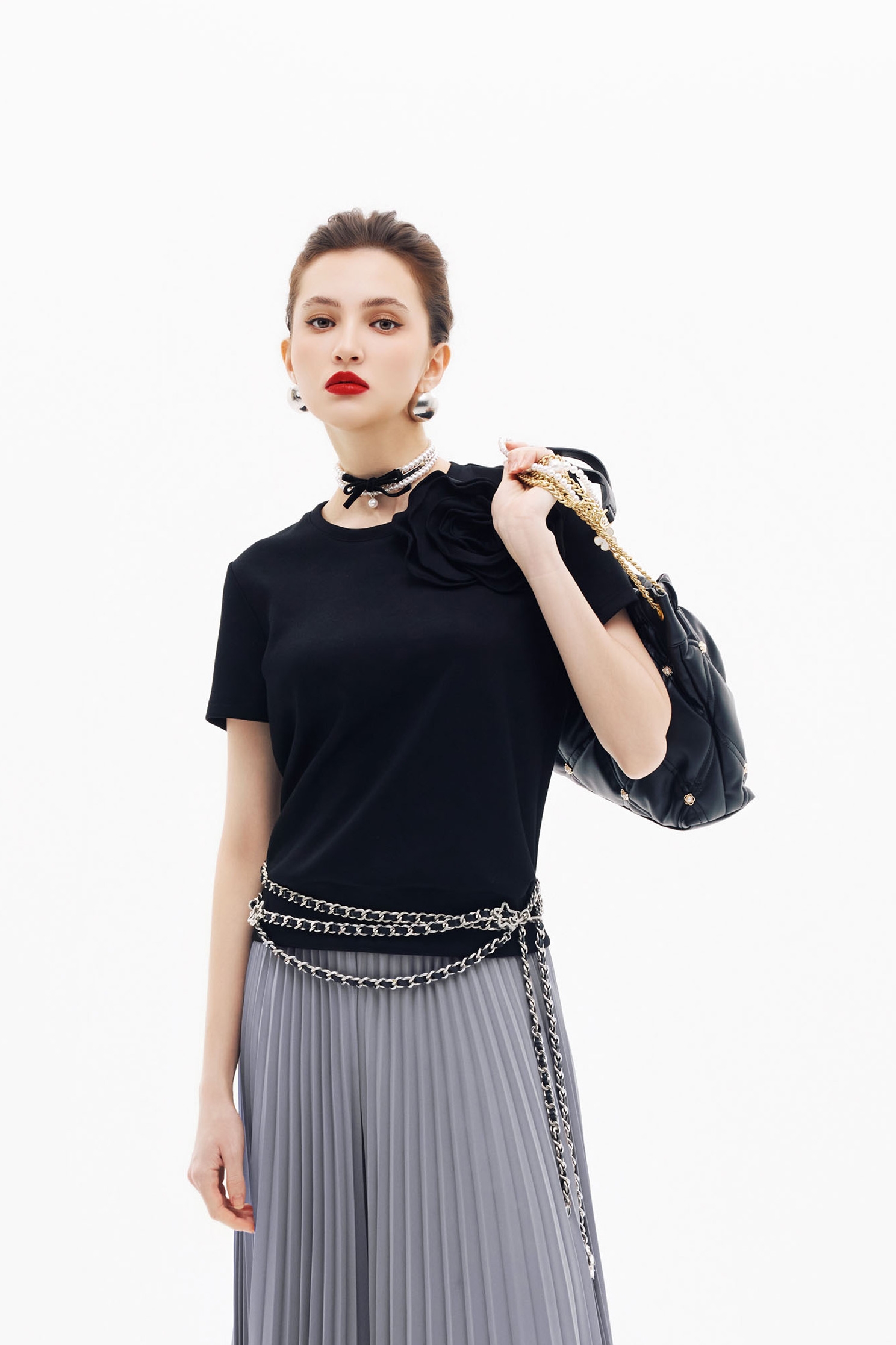 黑玫瑰繞花短袖單品黑玫瑰繞花短袖單品,上班OL穿搭,上衣,春夏穿搭,約會特輯,黑色上衣