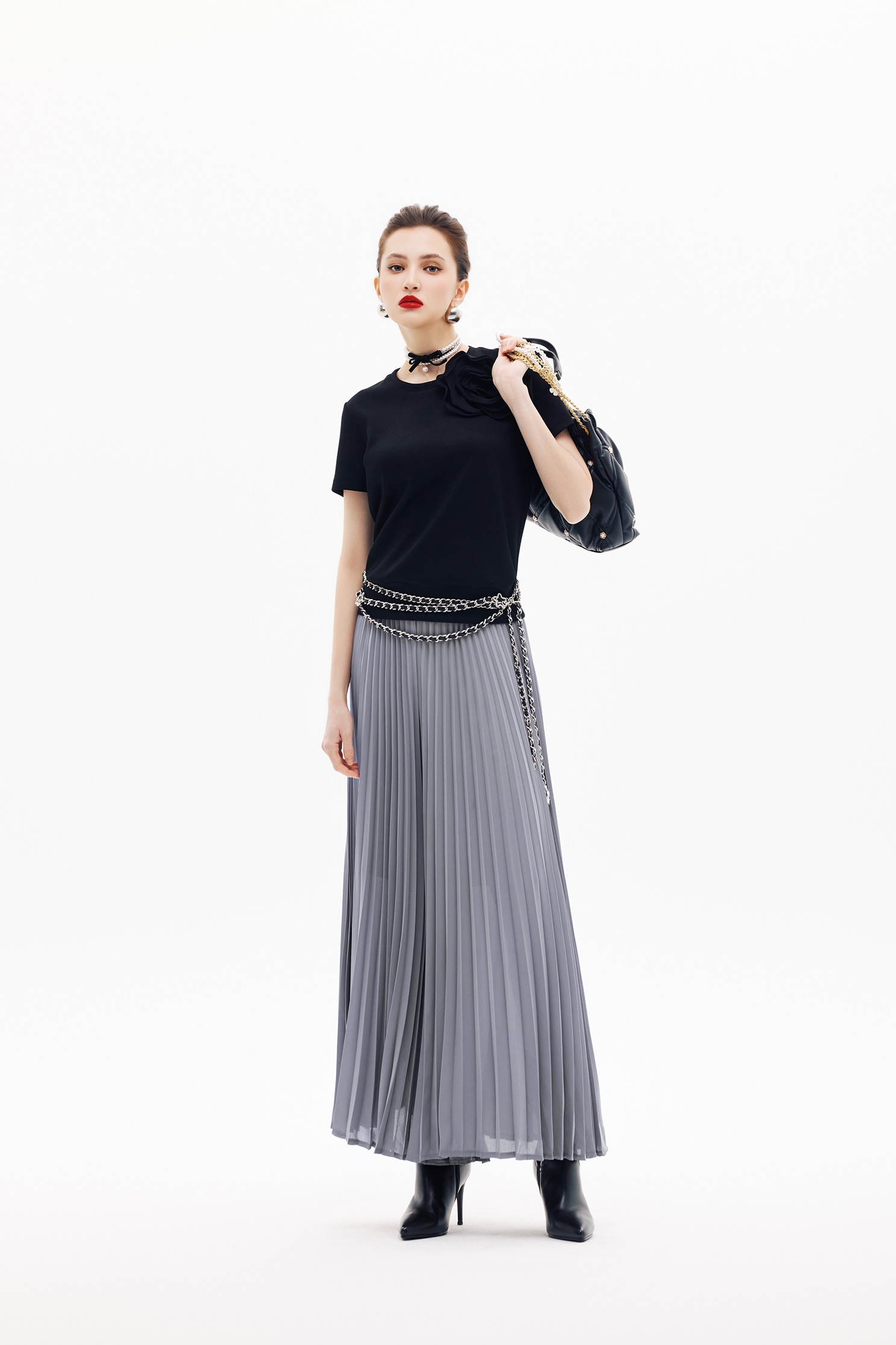 黑玫瑰繞花短袖單品黑玫瑰繞花短袖單品,上班OL穿搭,上衣,春夏穿搭,約會特輯,黑色上衣