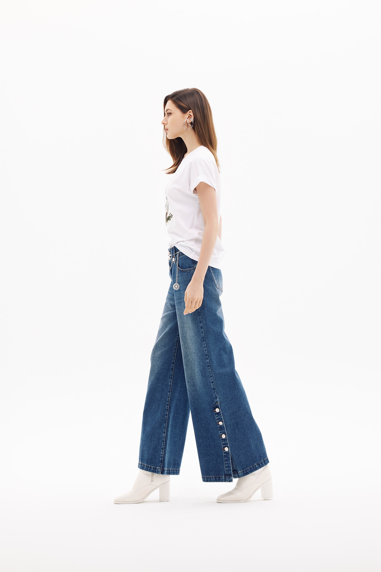 戴花環魅鹿印花Ｔ恤上衣戴花環魅鹿印花Ｔ恤上衣,上衣,刺繡,春夏穿搭,白色上衣,純棉