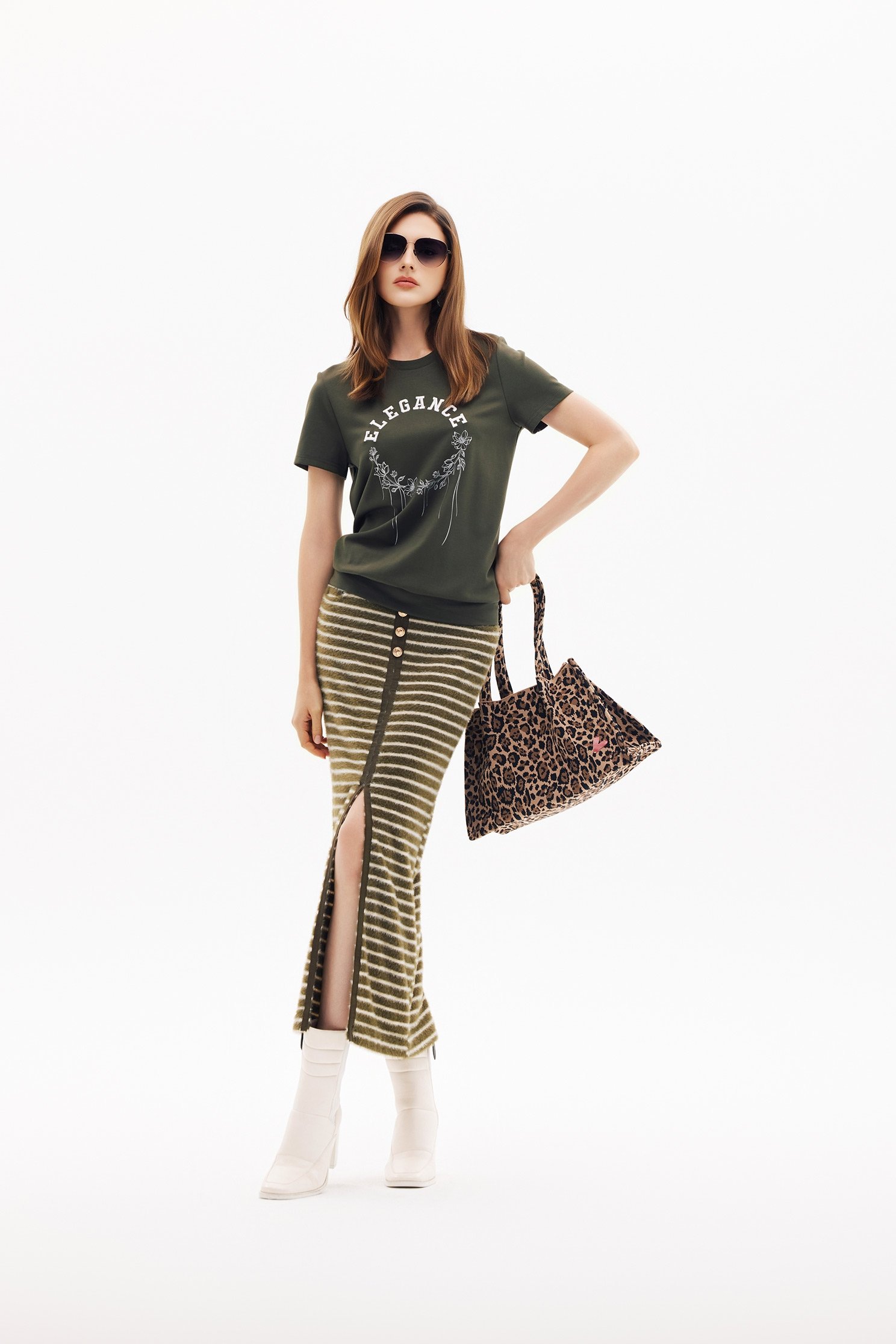 優雅單字刺繡上衣優雅單字刺繡上衣,T-Shirt,上衣,刺繡,春夏穿搭