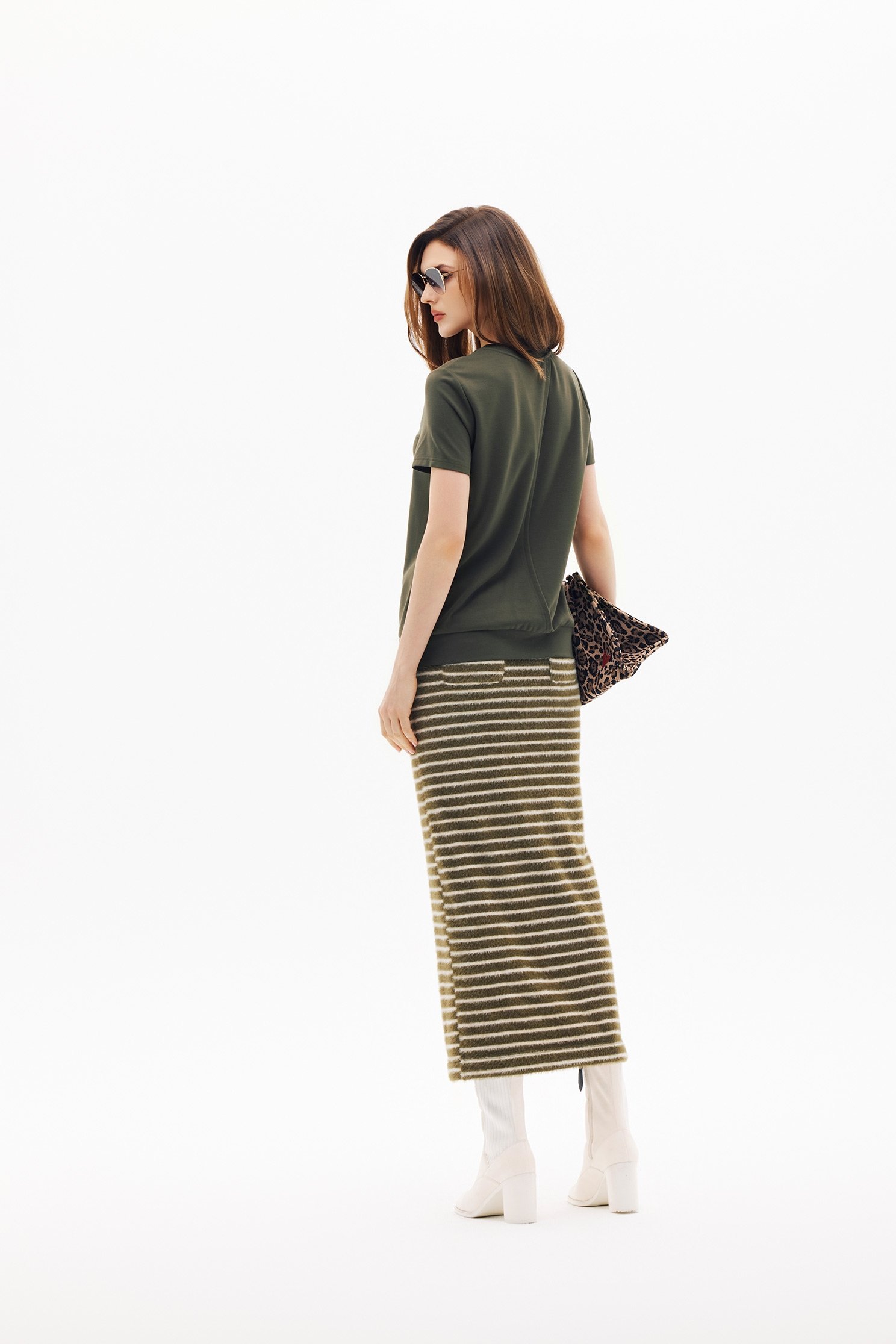 優雅單字刺繡上衣優雅單字刺繡上衣,T-Shirt,上衣,刺繡,春夏穿搭