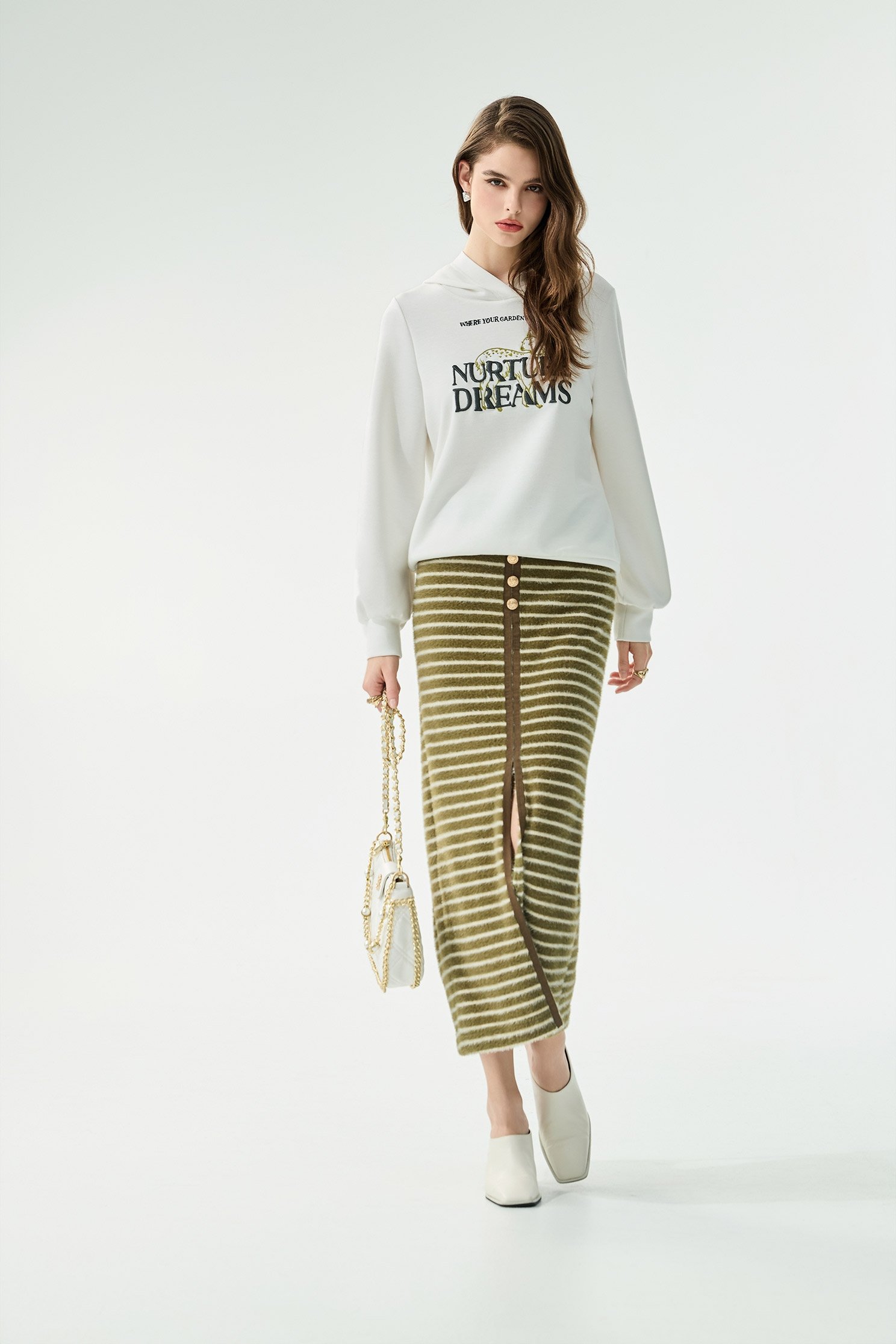 綴梅花鹿刺繡連帽上衣綴梅花鹿刺繡連帽上衣,上衣,刺繡,春夏穿搭,白色上衣