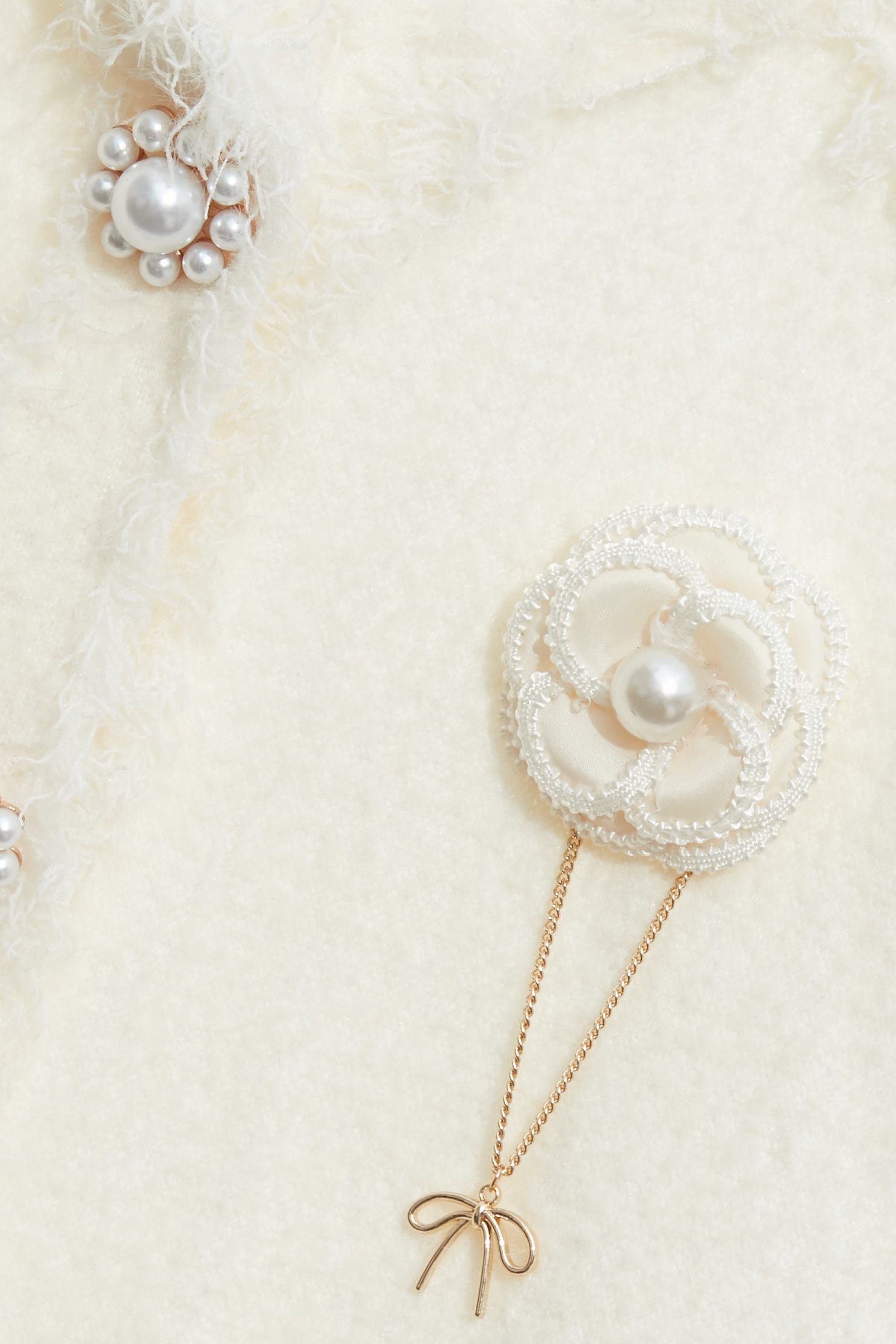 綴珍珠飾品針織外套綴珍珠飾品針織外套,外套,小香風,珍珠,秋冬穿搭,約會特輯,花花世界,針織,針織外套,飾品