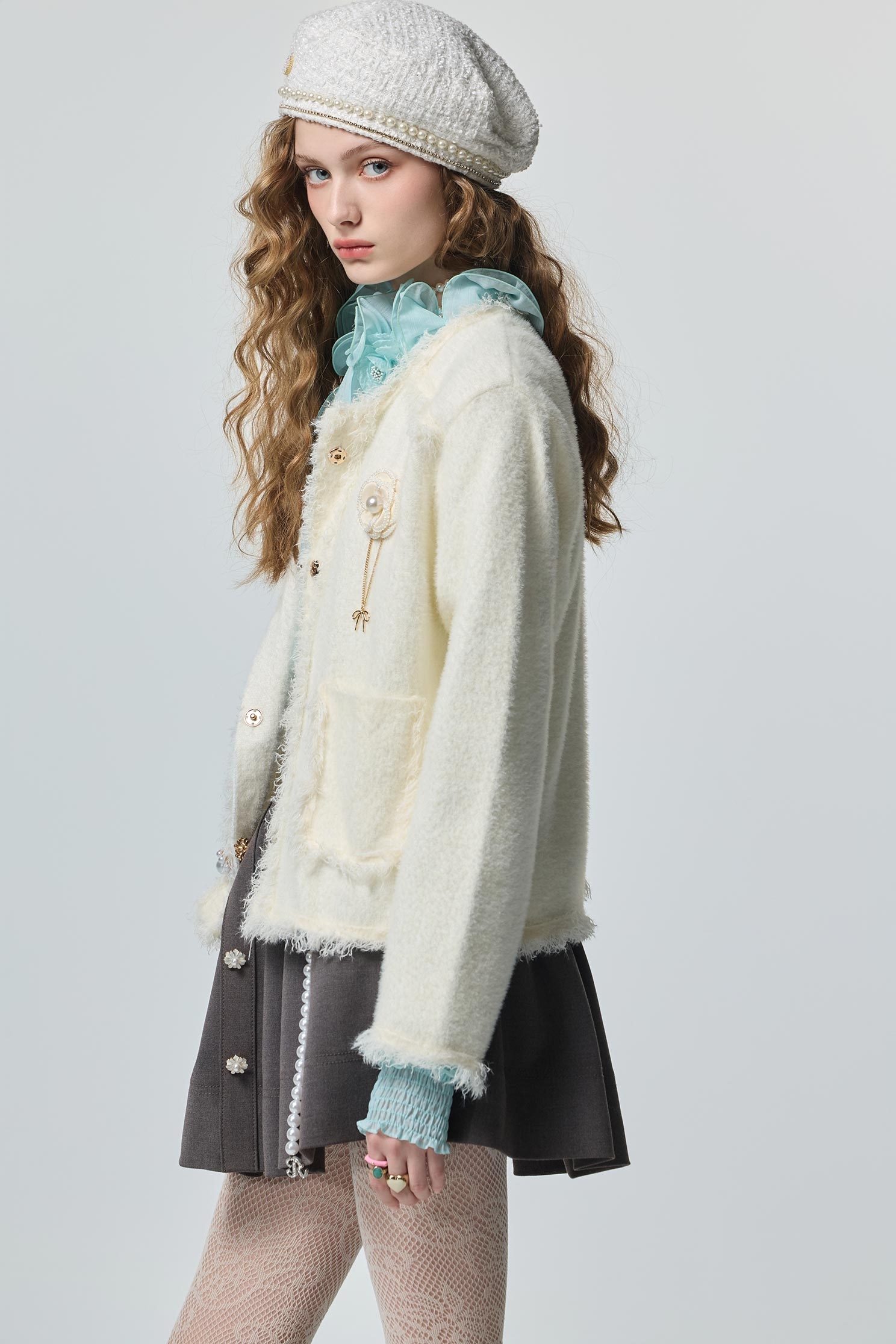 綴珍珠飾品針織外套綴珍珠飾品針織外套,外套,小香風,珍珠,秋冬穿搭,約會特輯,花花世界,針織,針織外套,飾品