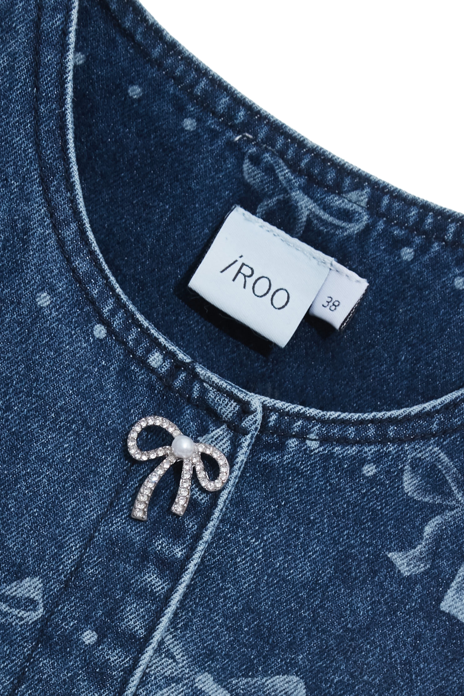 綴蝴蝶結圖騰牛仔外套綴蝴蝶結圖騰牛仔外套,外套,牛仔,牛仔外套,秋冬穿搭,約會特輯,蝴蝶結,飾品