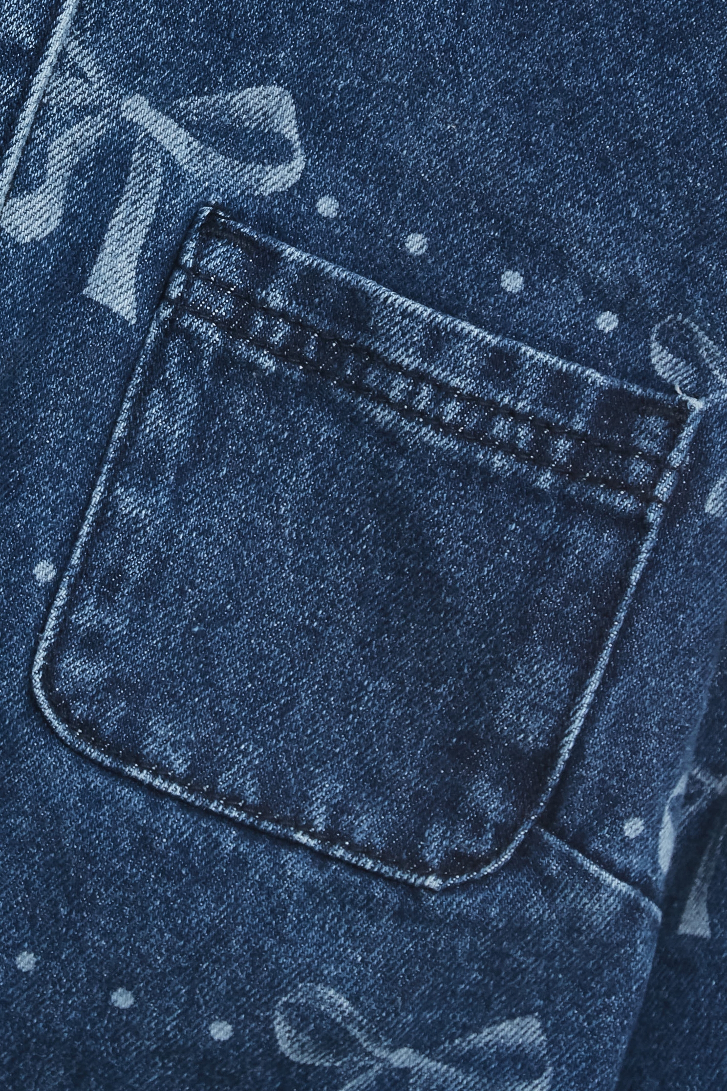 綴蝴蝶結圖騰牛仔外套綴蝴蝶結圖騰牛仔外套,外套,牛仔,牛仔外套,秋冬穿搭,約會特輯,蝴蝶結,飾品