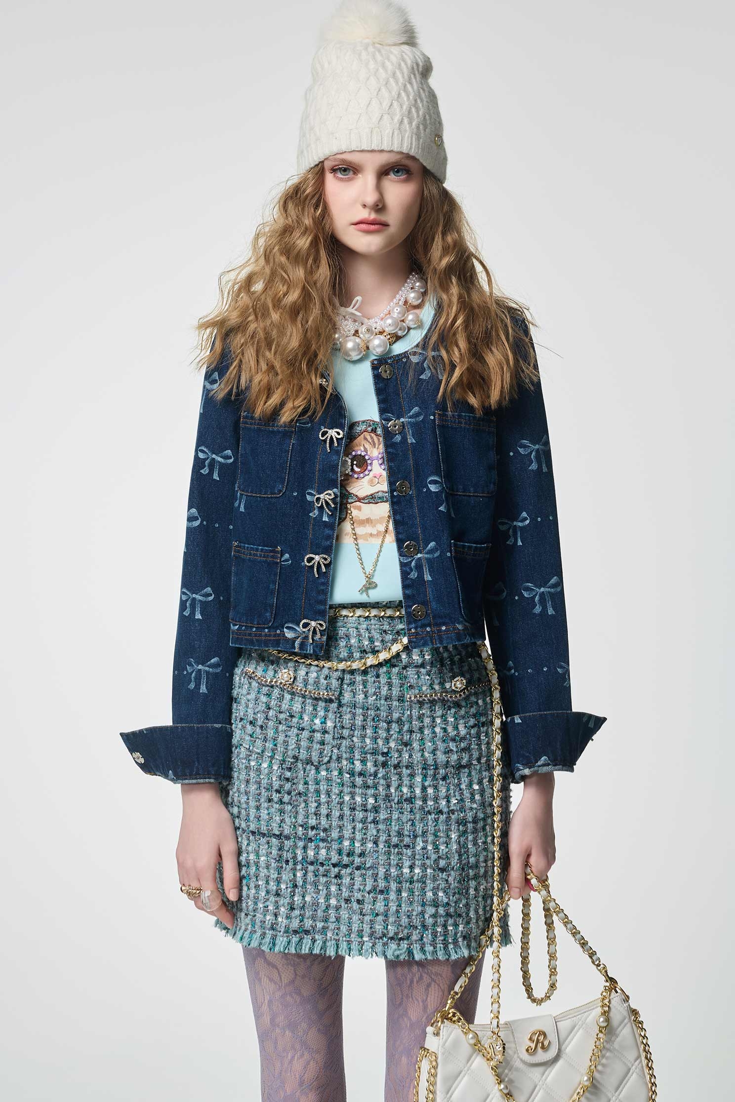 綴蝴蝶結圖騰牛仔外套綴蝴蝶結圖騰牛仔外套,外套,牛仔,牛仔外套,秋冬穿搭,約會特輯,蝴蝶結,飾品