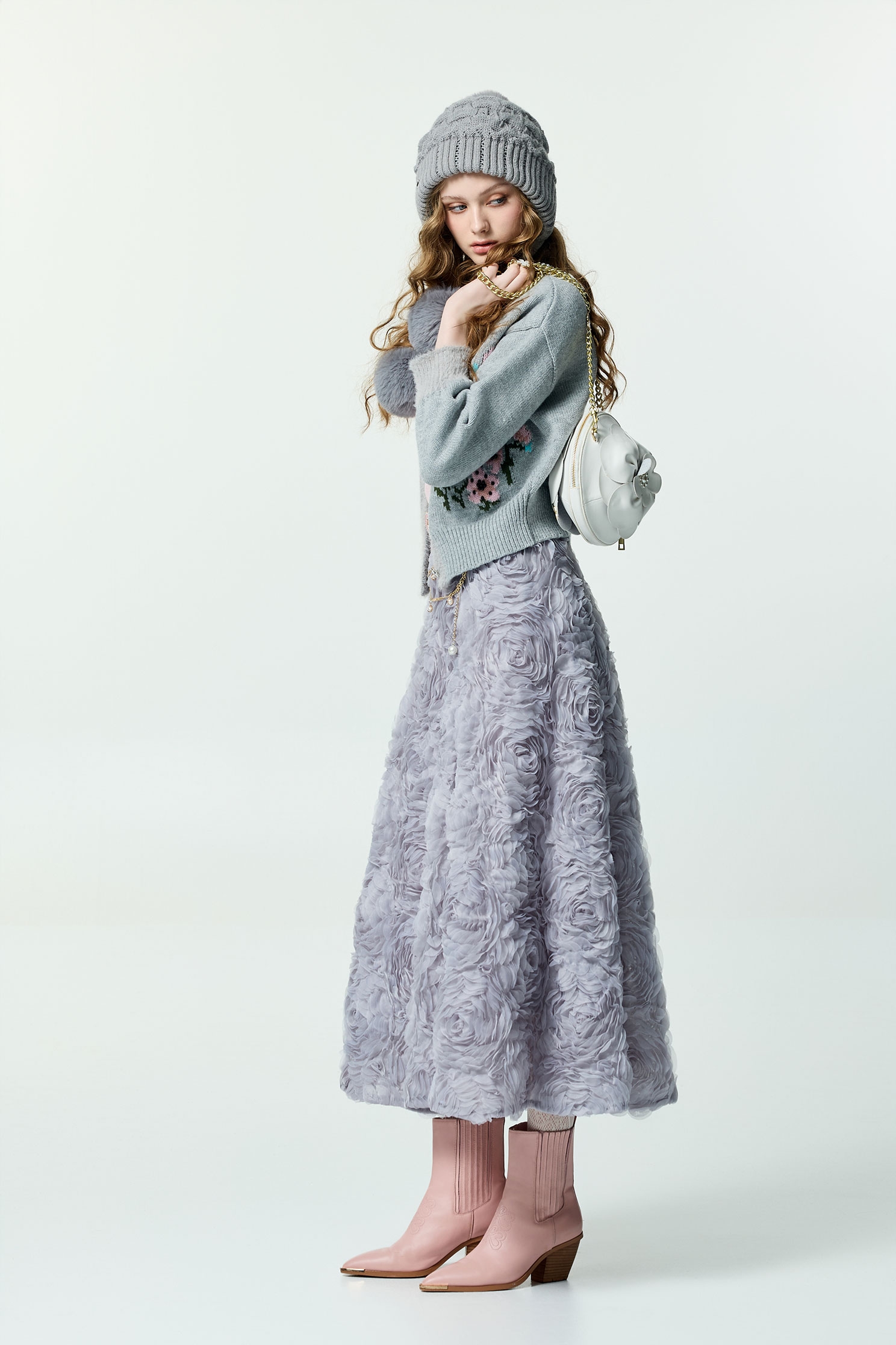 薄暮灰崁花卉開襟針織外套薄暮灰崁花卉開襟針織外套,上班OL穿搭,外套,秋冬穿搭,約會特輯,花花世界,針織,針織外套