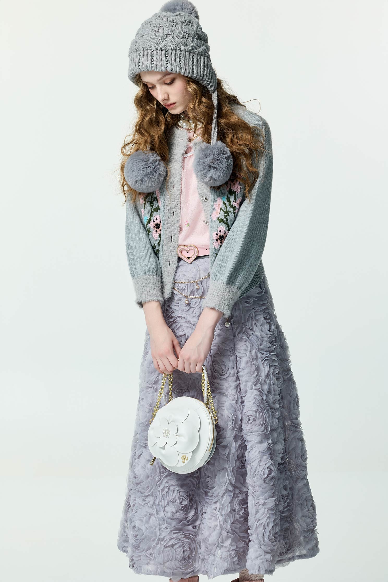 薄暮灰崁花卉開襟針織外套薄暮灰崁花卉開襟針織外套,上班OL穿搭,外套,秋冬穿搭,約會特輯,花花世界,針織,針織外套