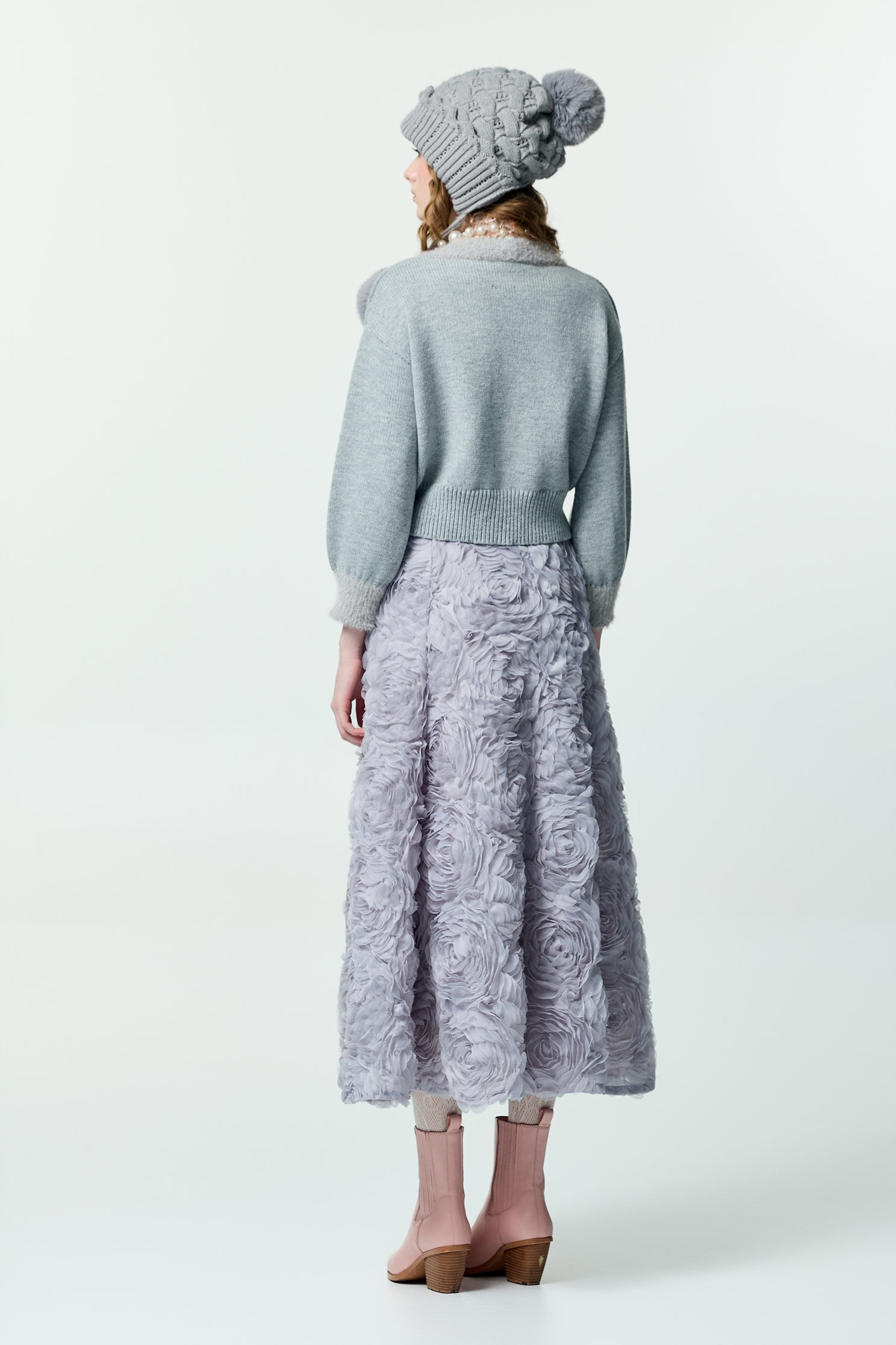 薄暮灰崁花卉開襟針織外套薄暮灰崁花卉開襟針織外套,上班OL穿搭,外套,秋冬穿搭,約會特輯,花花世界,針織,針織外套