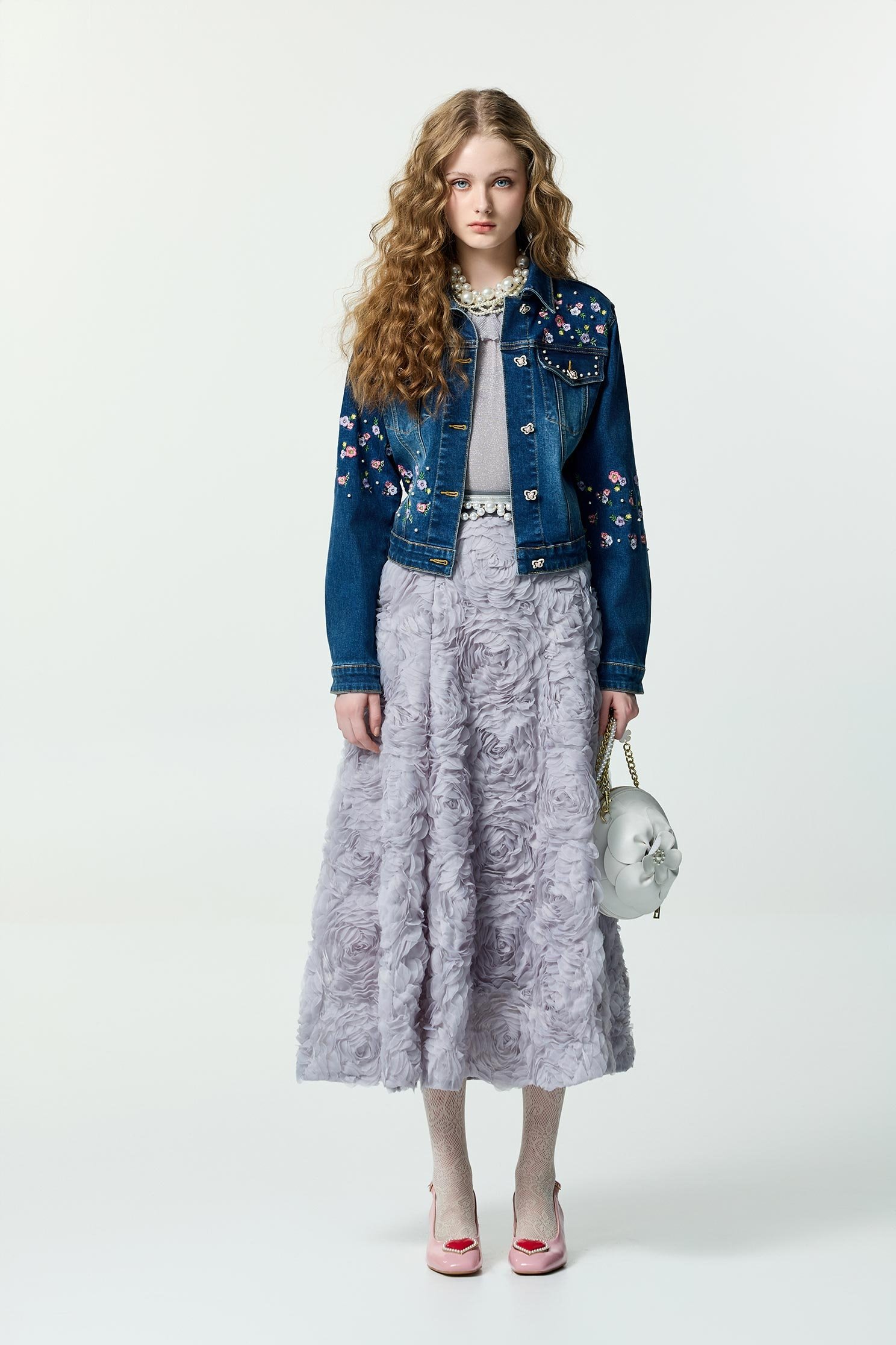 花卉刺繡經典牛仔外套花卉刺繡經典牛仔外套,上班OL穿搭,丹寧,刺繡,外套,時髦成套搭配,牛仔,牛仔外套,珍珠,秋冬穿搭,約會特輯,花花世界