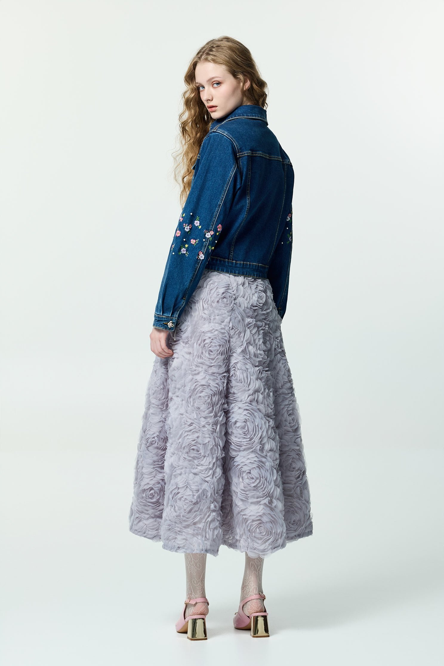 花卉刺繡經典牛仔外套花卉刺繡經典牛仔外套,上班OL穿搭,丹寧,刺繡,外套,時髦成套搭配,牛仔,牛仔外套,珍珠,秋冬穿搭,約會特輯,花花世界