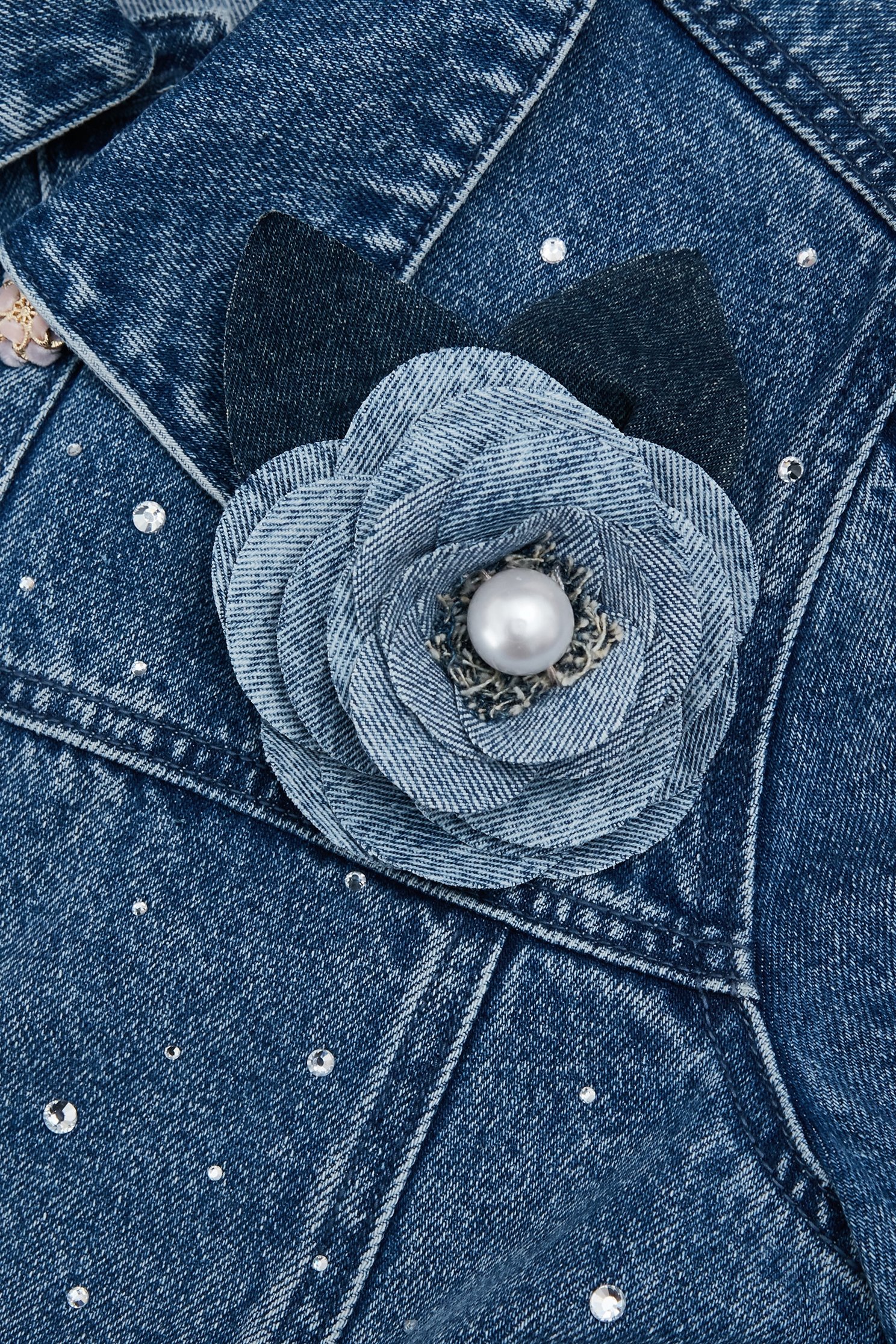 閃亮鑽飾牛仔外套閃亮鑽飾牛仔外套,丹寧,外套,春夏穿搭,牛仔,牛仔外套,約會特輯,花花世界