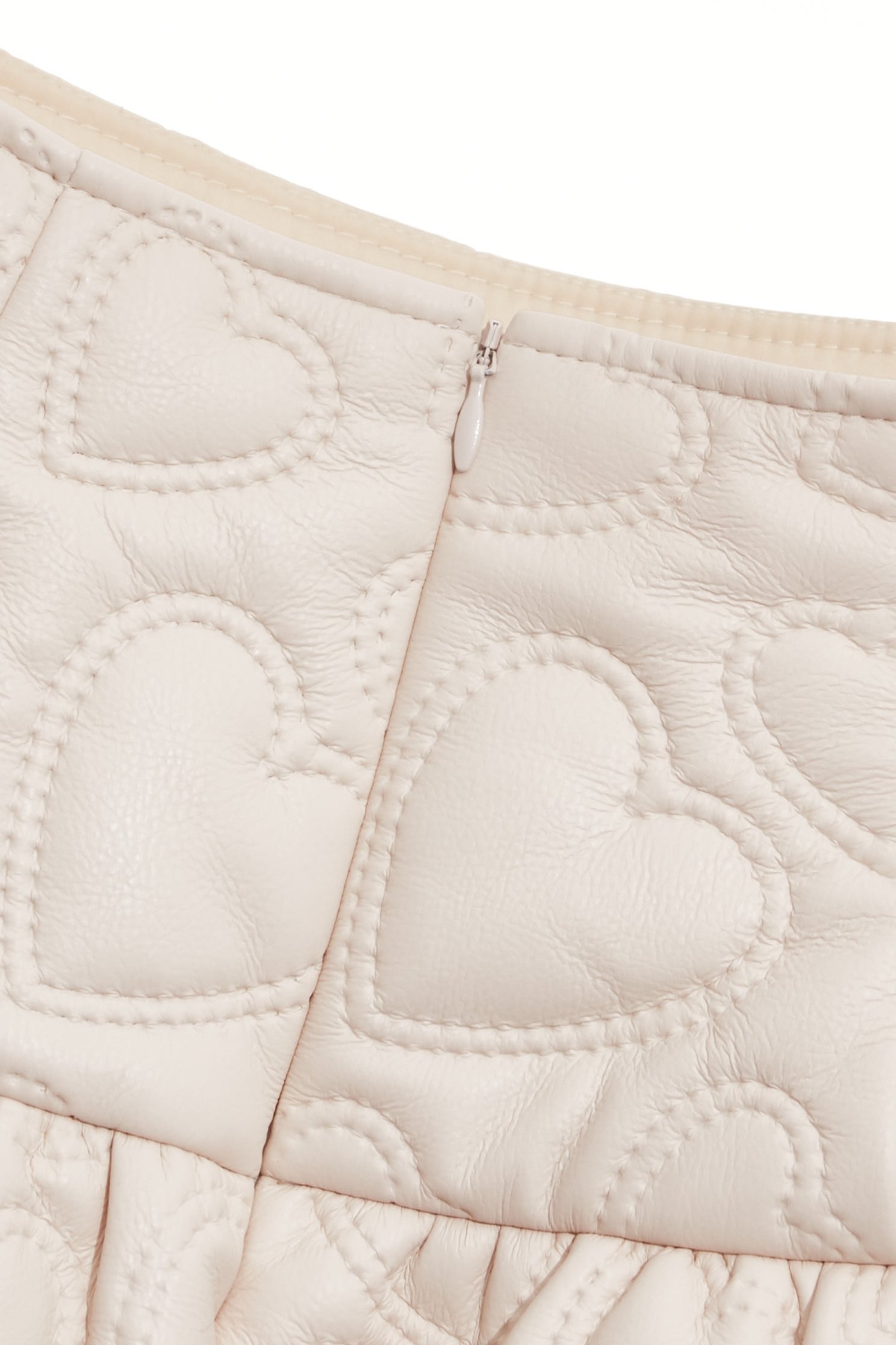 愛心圖騰絎縫仿皮短裙愛心圖騰絎縫仿皮短裙,春夏穿搭,短裙