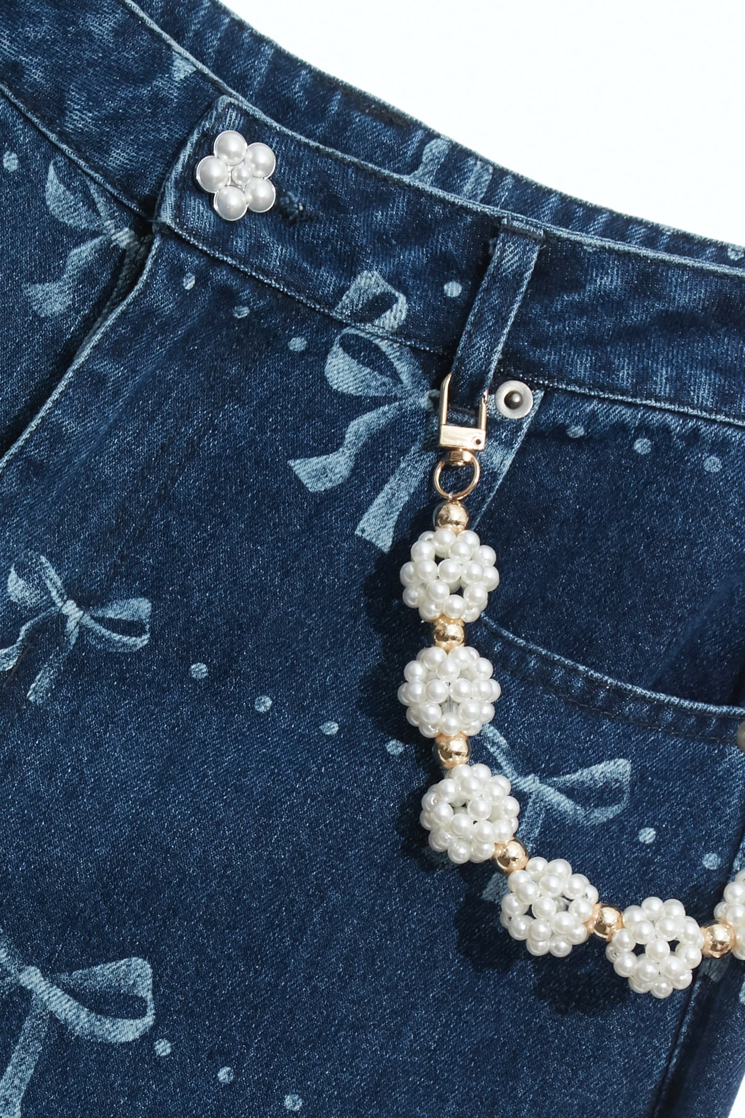 綴蝴蝶結圖騰牛仔寬褲綴蝴蝶結圖騰牛仔寬褲,寬褲,牛仔,牛仔褲,珍珠,秋冬穿搭,約會特輯,蝴蝶結,褲子