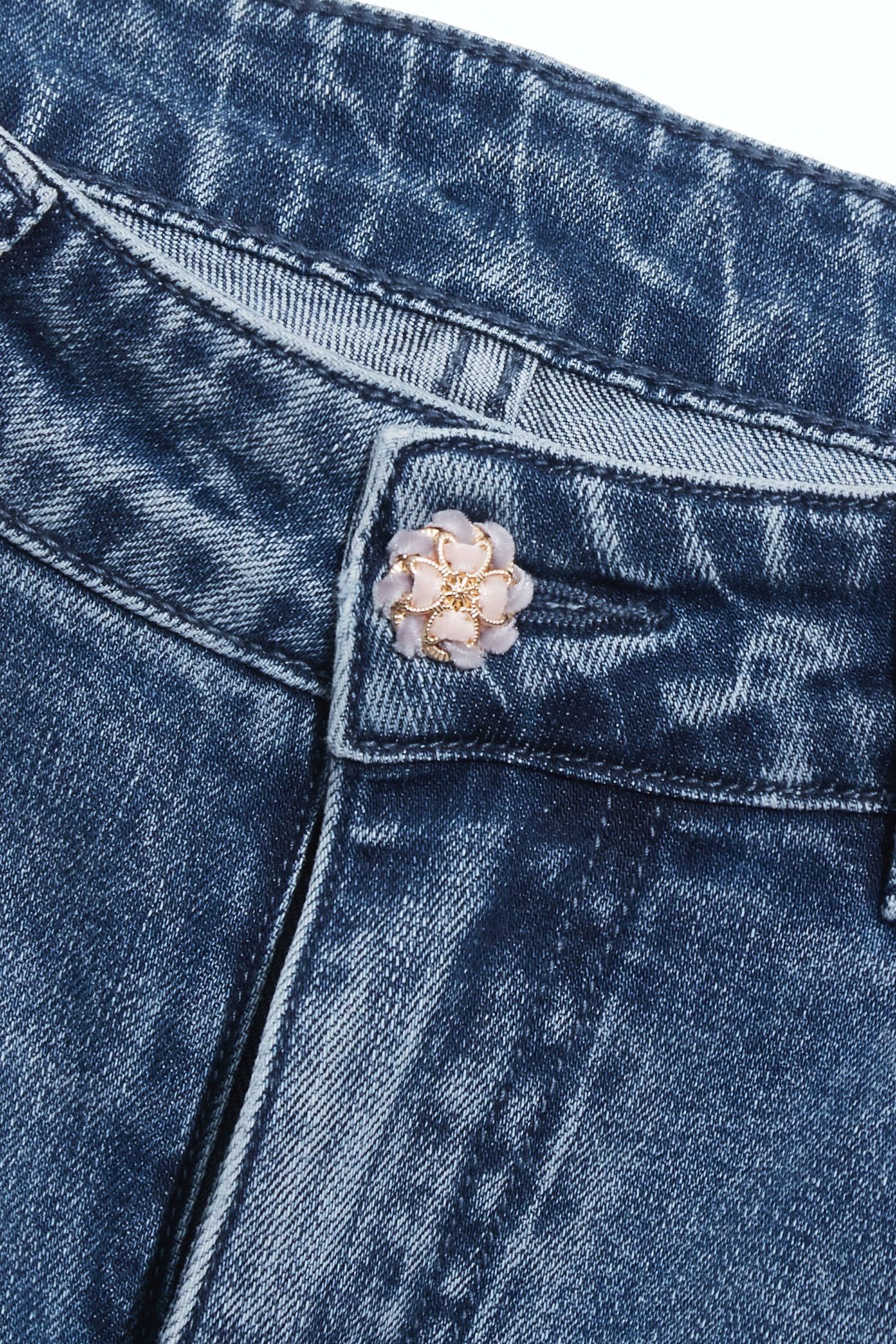 閃亮鑽飾牛仔喇叭身褲閃亮鑽飾牛仔喇叭身褲,上班OL穿搭,丹寧,喇叭褲,春夏穿搭,牛仔,牛仔褲,約會特輯,褲子