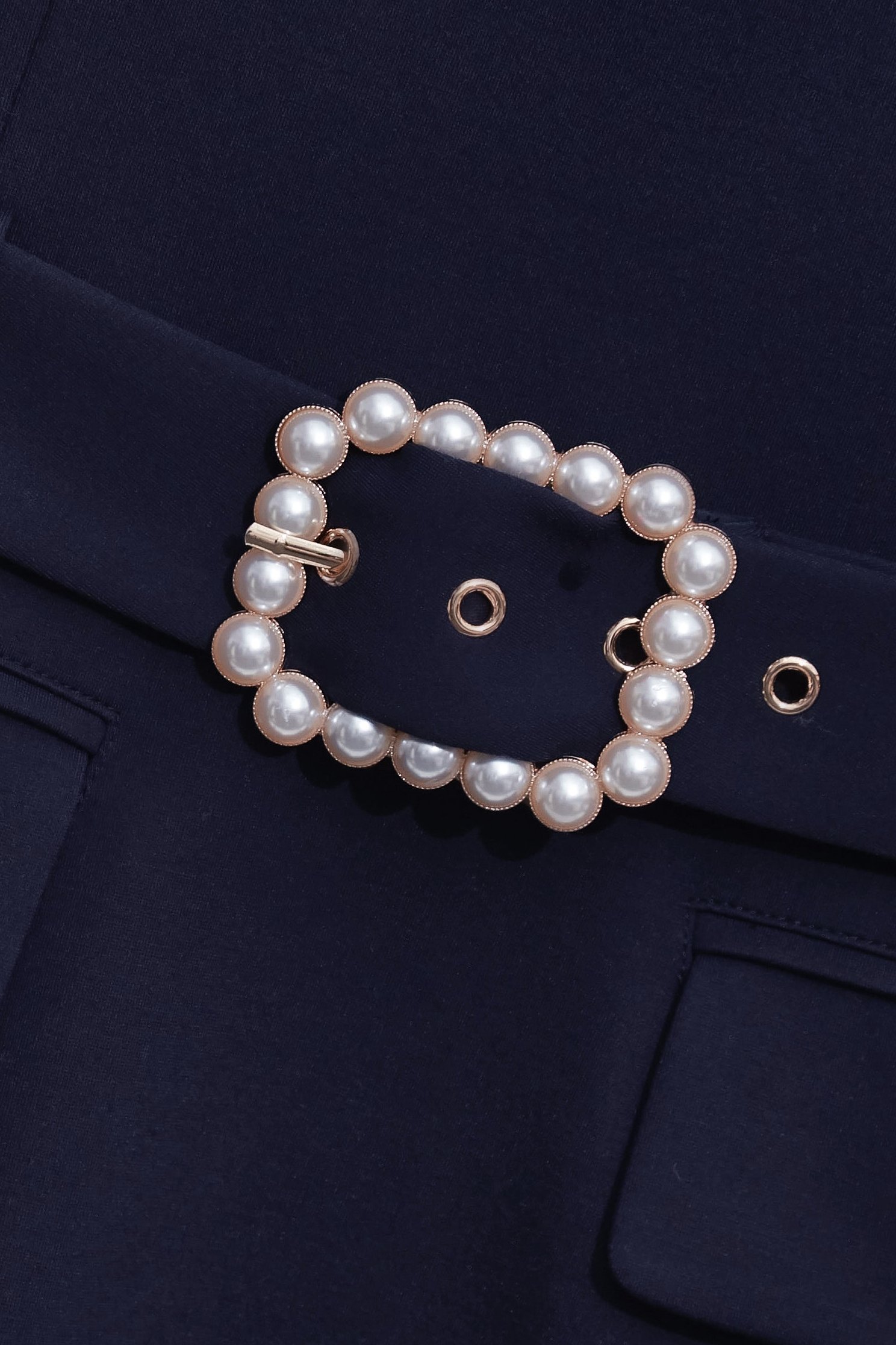 綴濃厚靛藍胸花短洋裝綴濃厚靛藍胸花短洋裝,一般洋裝,春夏穿搭,約會特輯,腰帶,花花世界