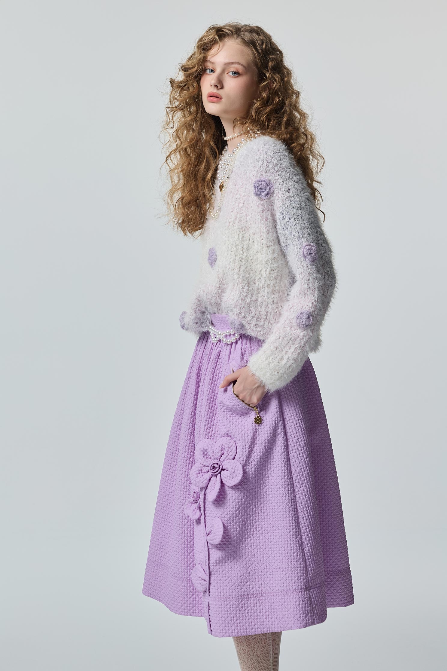 綴丁香紫手鉤花針織上衣綴丁香紫手鉤花針織上衣,上衣,秋冬穿搭,約會特輯,花花世界,針織,針織上衣,針織衫