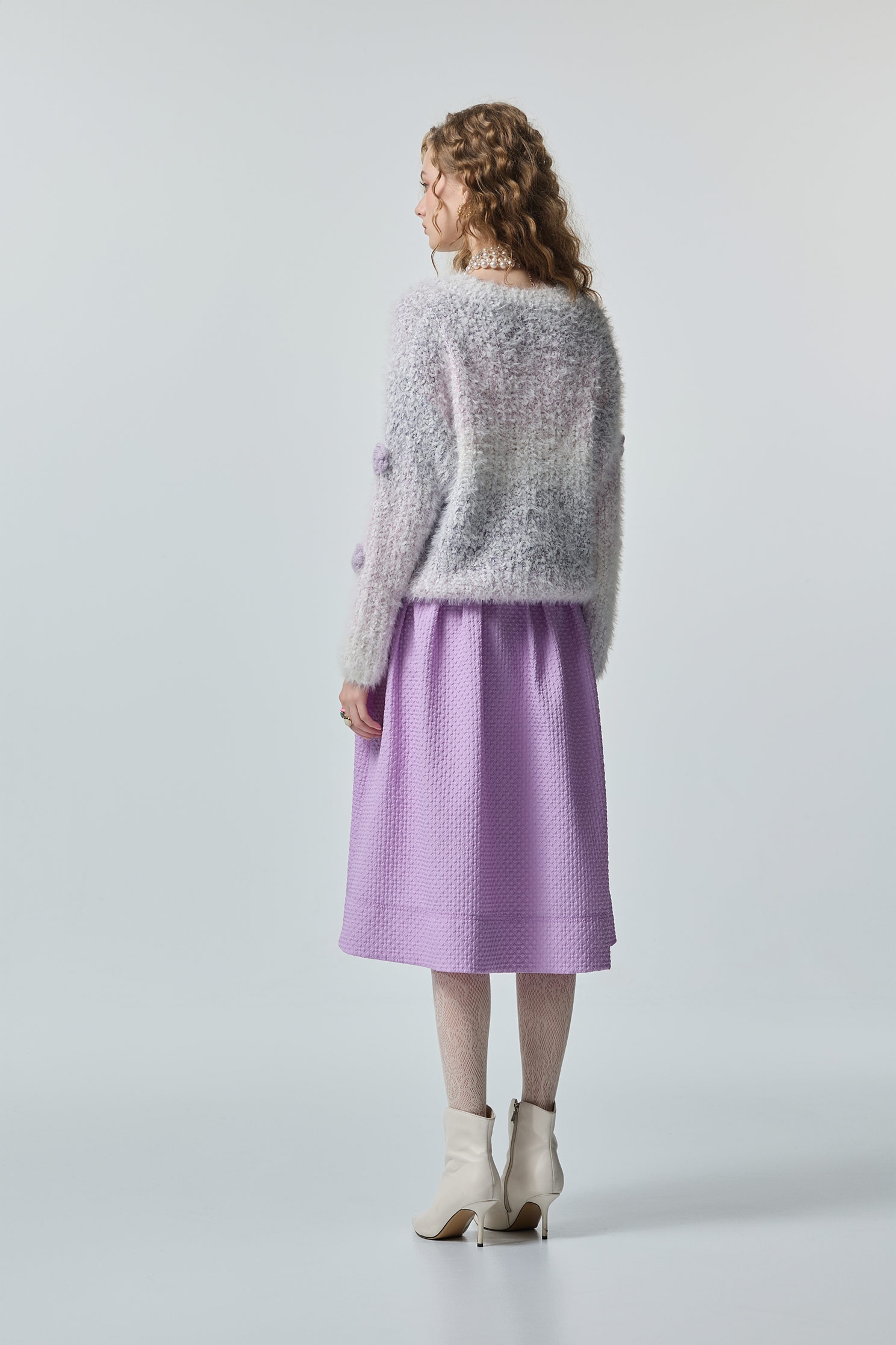 綴丁香紫手鉤花針織上衣綴丁香紫手鉤花針織上衣,上衣,秋冬穿搭,約會特輯,花花世界,針織,針織上衣,針織衫