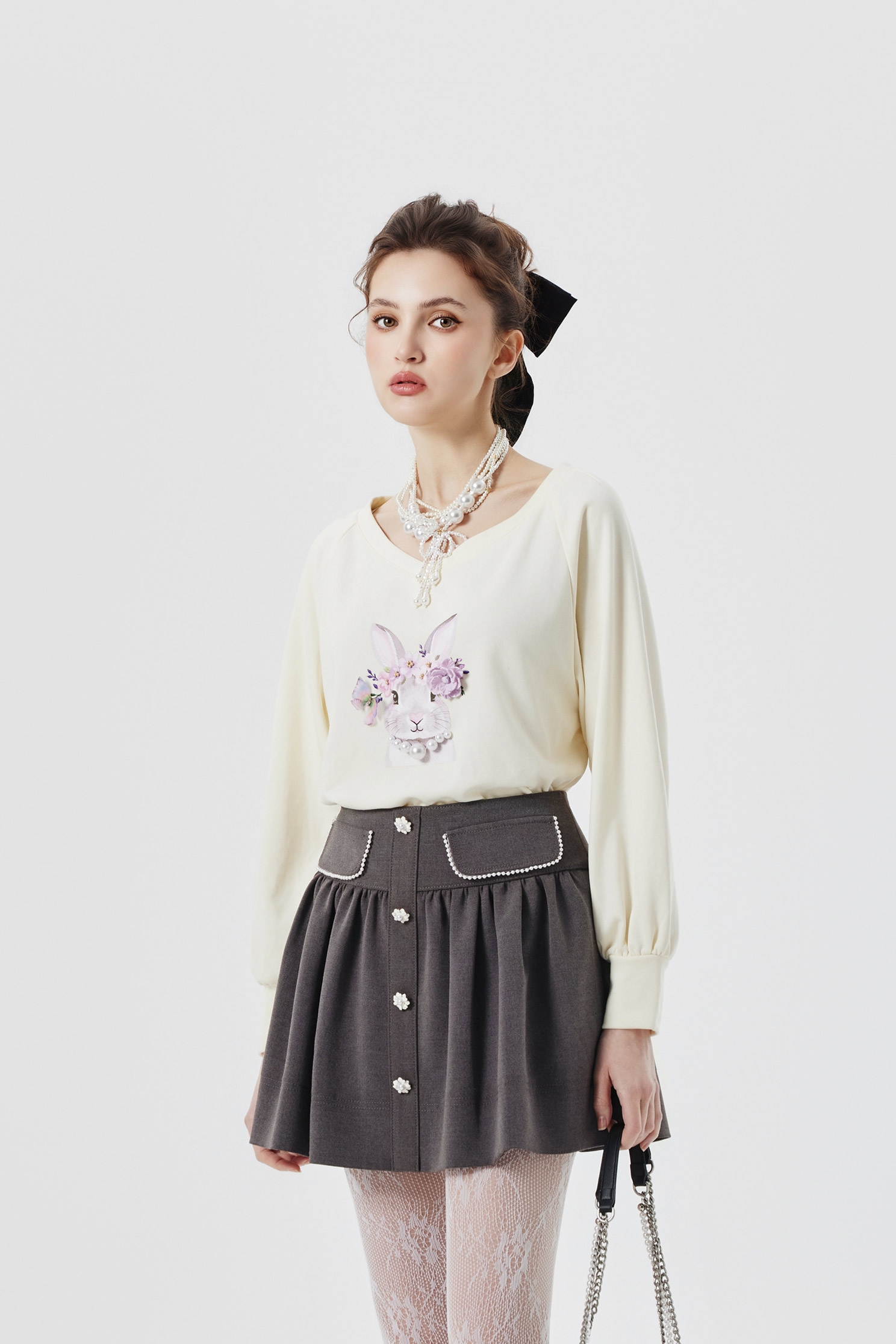 兔兔公主圖騰單品上衣兔兔公主圖騰單品上衣,V領上衣,上衣,珍珠,秋冬穿搭,花花世界,項鍊