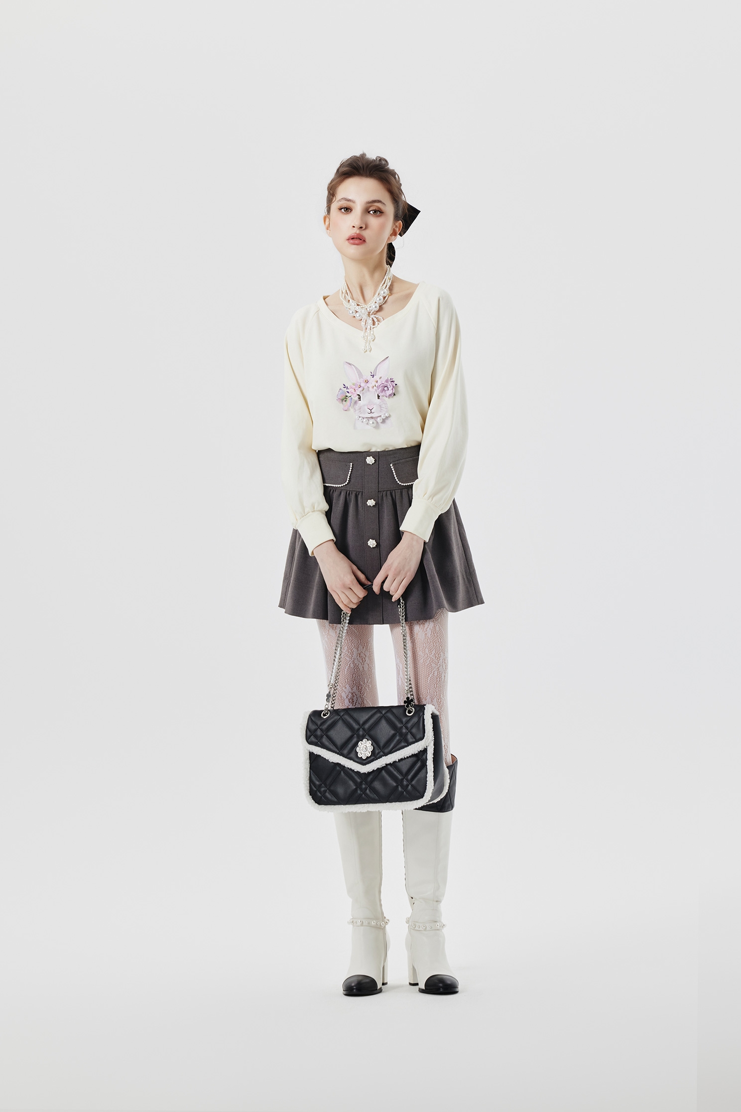 兔兔公主圖騰單品上衣兔兔公主圖騰單品上衣,V領上衣,上衣,珍珠,秋冬穿搭,花花世界,項鍊