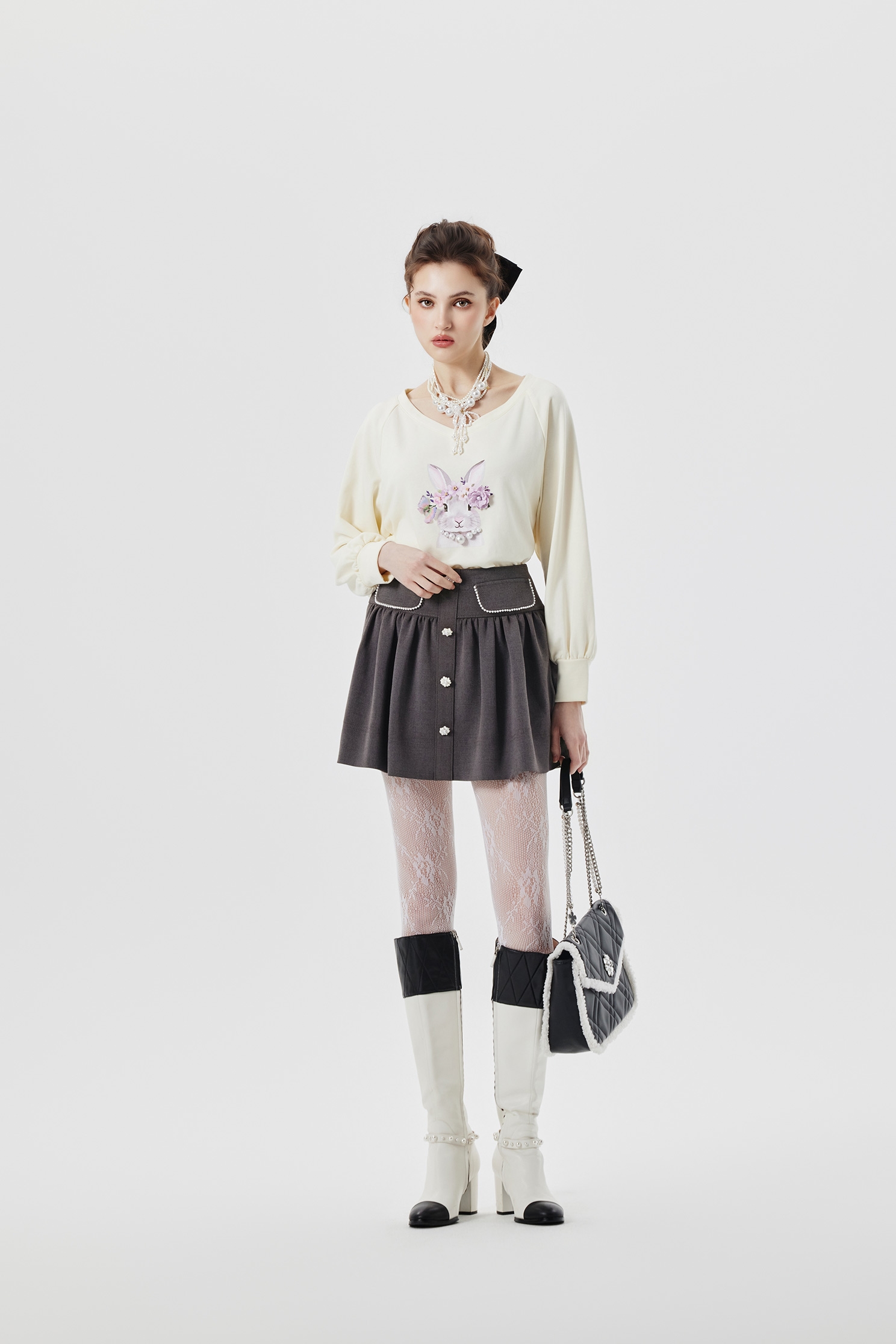 兔兔公主圖騰單品上衣兔兔公主圖騰單品上衣,V領上衣,上衣,珍珠,秋冬穿搭,花花世界,項鍊