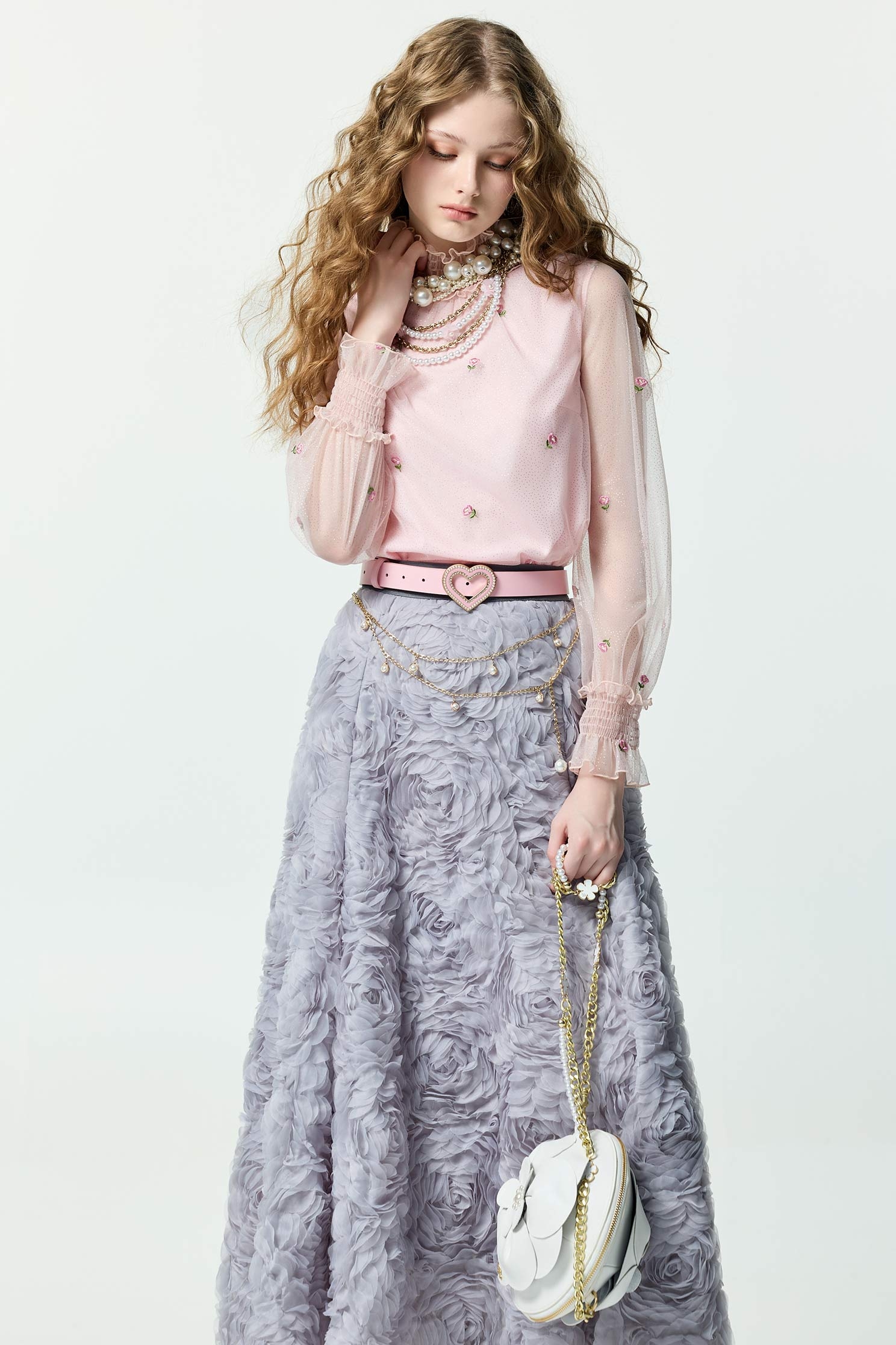 櫻花粉花朵刺繡單品上衣櫻花粉花朵刺繡單品上衣,上班OL穿搭,上衣,刺繡,秋冬穿搭,約會特輯,花花世界,荷葉