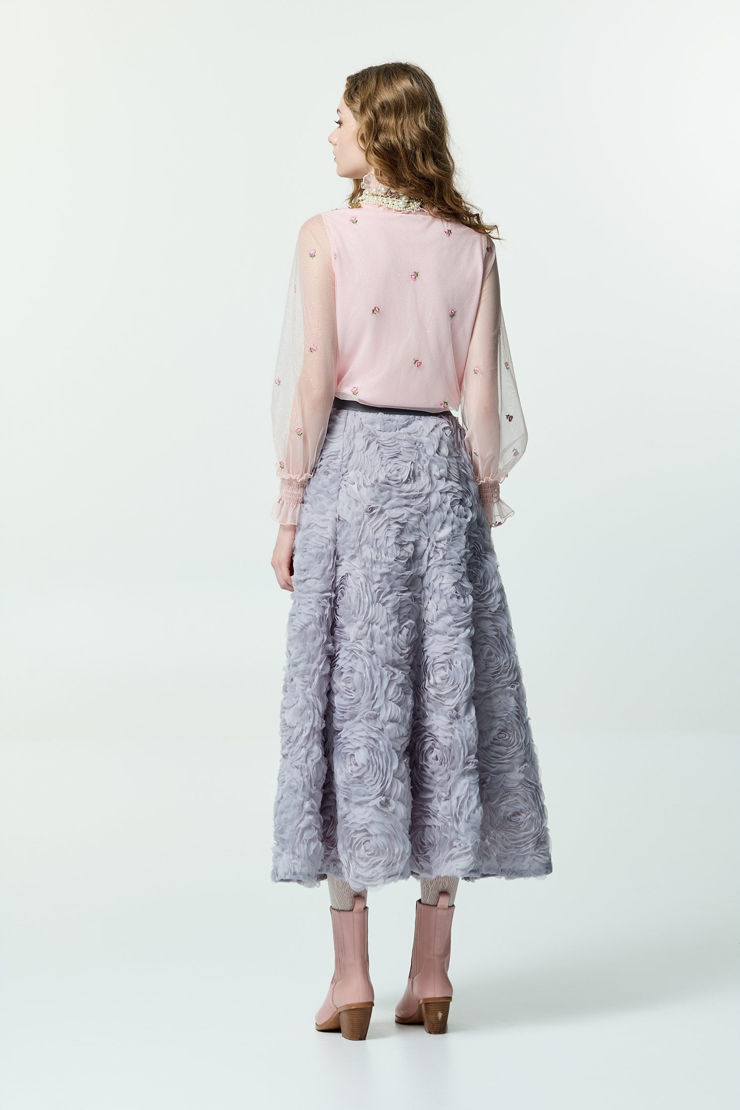 櫻花粉花朵刺繡單品上衣櫻花粉花朵刺繡單品上衣,上班OL穿搭,上衣,刺繡,秋冬穿搭,約會特輯,花花世界,荷葉