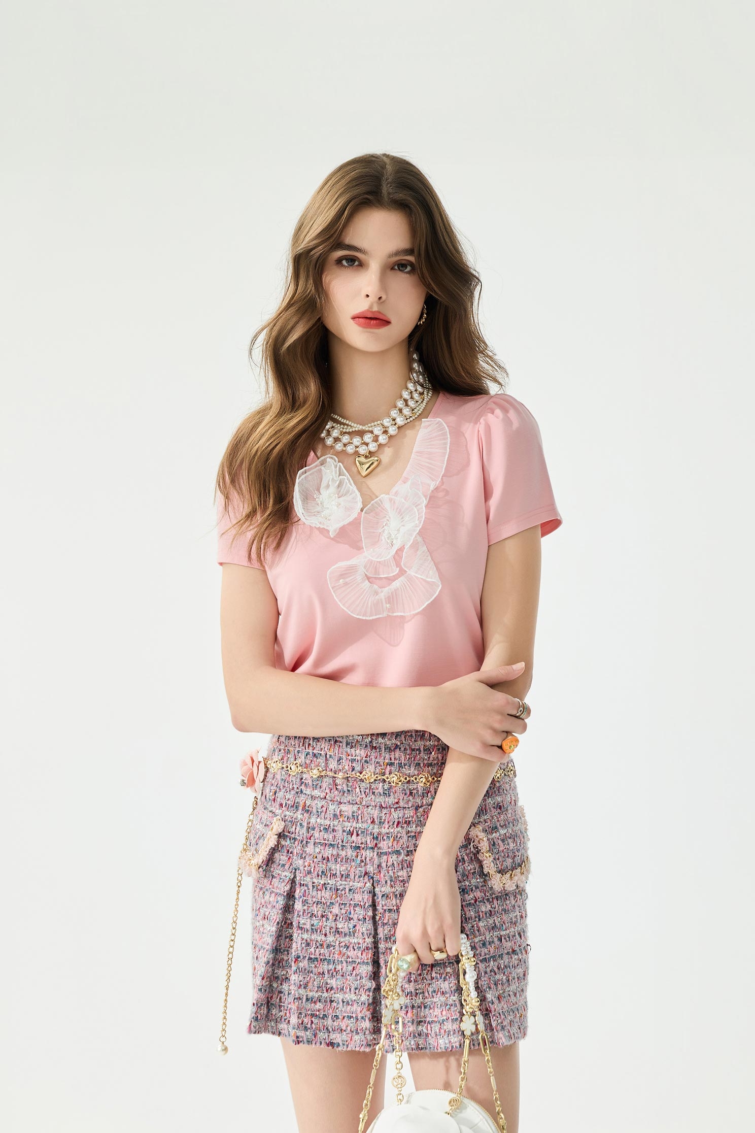 手工花朵造型T恤上衣手工花朵造型T恤上衣,T恤,V領上衣,上衣,珍珠,秋冬穿搭,約會特輯,花花世界,蕾絲