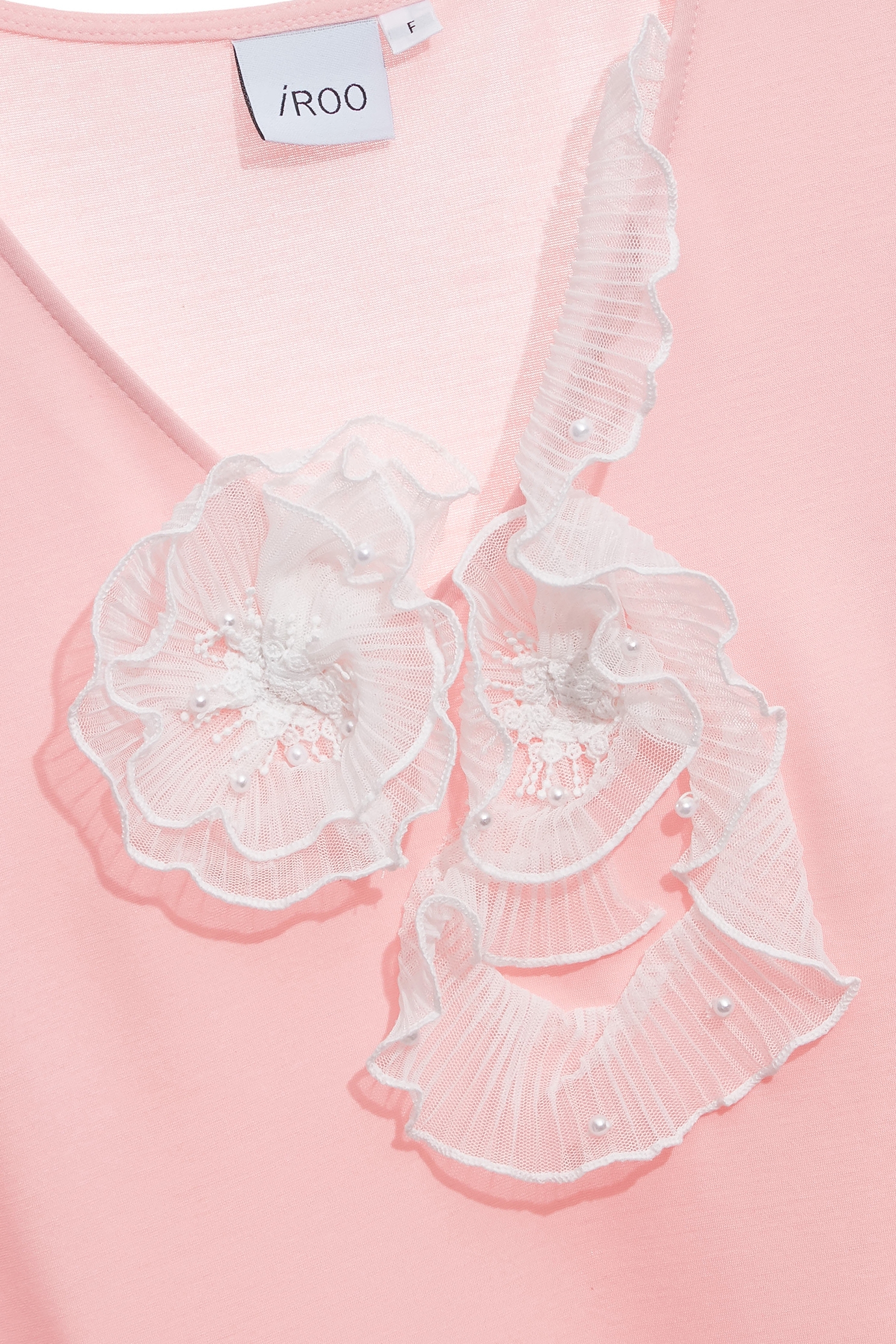 手工花朵造型T恤上衣手工花朵造型T恤上衣,T恤,V領上衣,上衣,珍珠,秋冬穿搭,約會特輯,花花世界,蕾絲