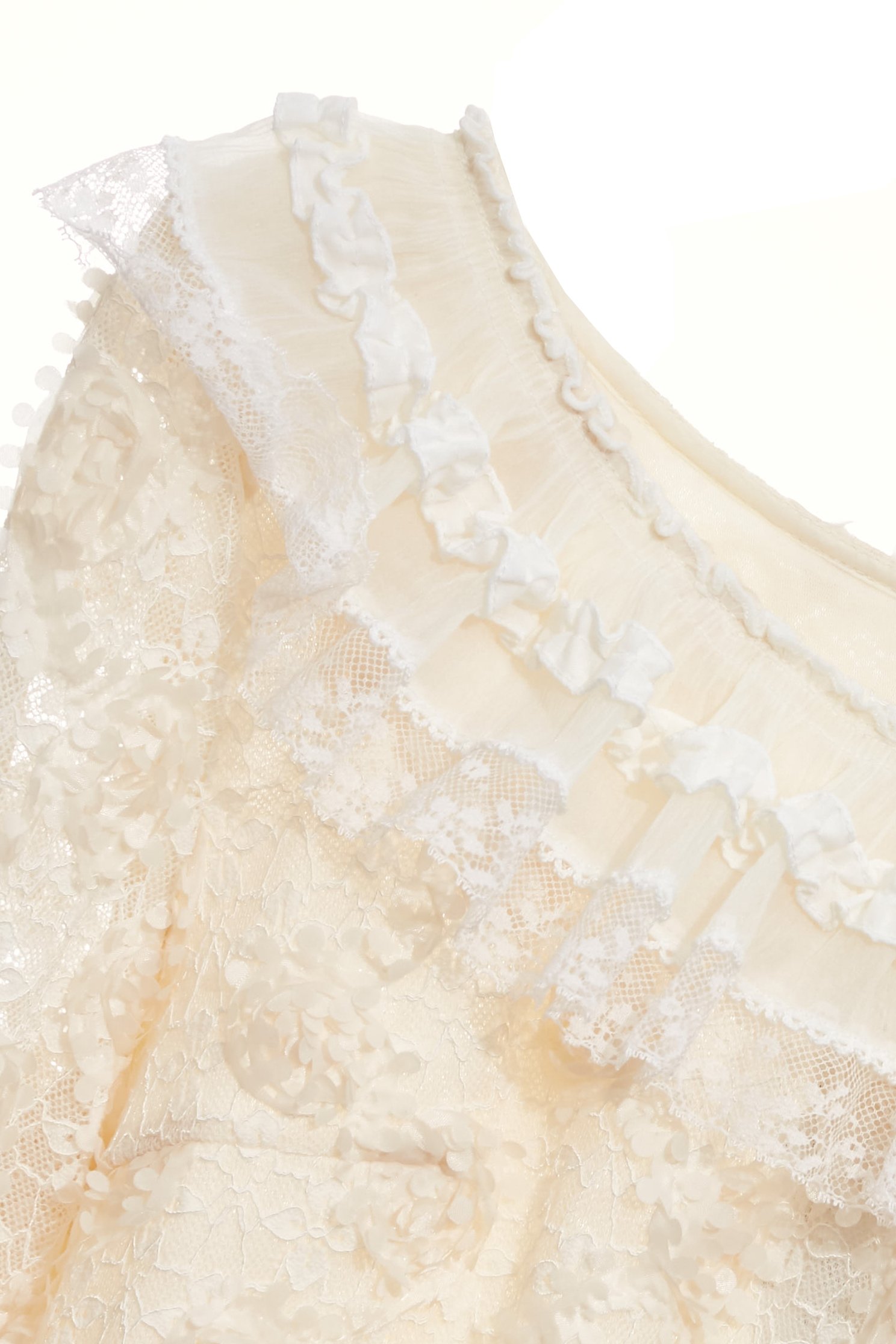 奶油色蕾絲立體花上衣奶油色蕾絲立體花上衣,上衣,春夏穿搭,荷葉,蕾絲,蕾絲上衣