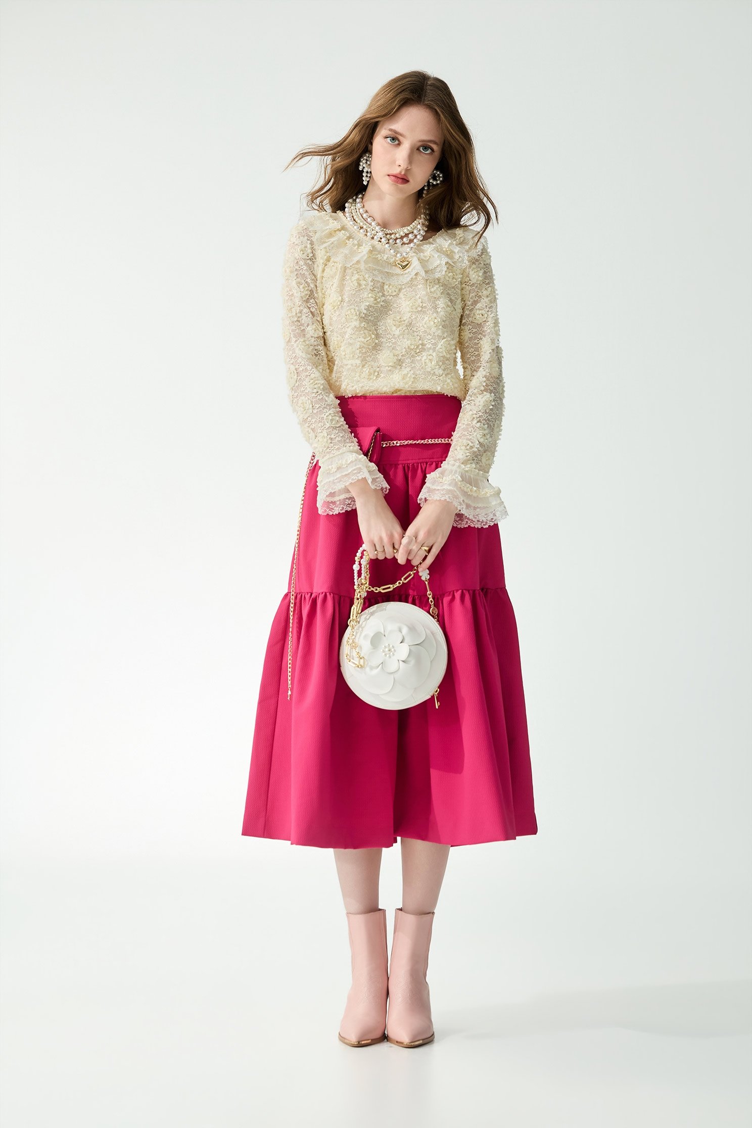 奶油色蕾絲立體花上衣奶油色蕾絲立體花上衣,上衣,春夏穿搭,荷葉,蕾絲,蕾絲上衣